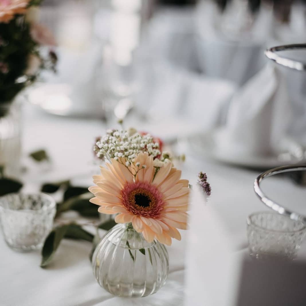 Diese Tischblumen in zarten pastell Tönen, werden begleitet durch Eucalyptuszweige die sich wundervoll als Begleitung einbringen. Eine schöne Alternative zu einem Tischläufer. 🍃🌺 🌸@blumenhausserrer 📸@janinemoserfotografie #blumenhausserrer #flowers