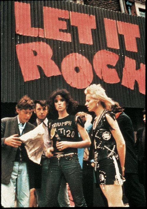 La - ▭ Vivienne Westwood, frente a la boutique Let it Rock, con