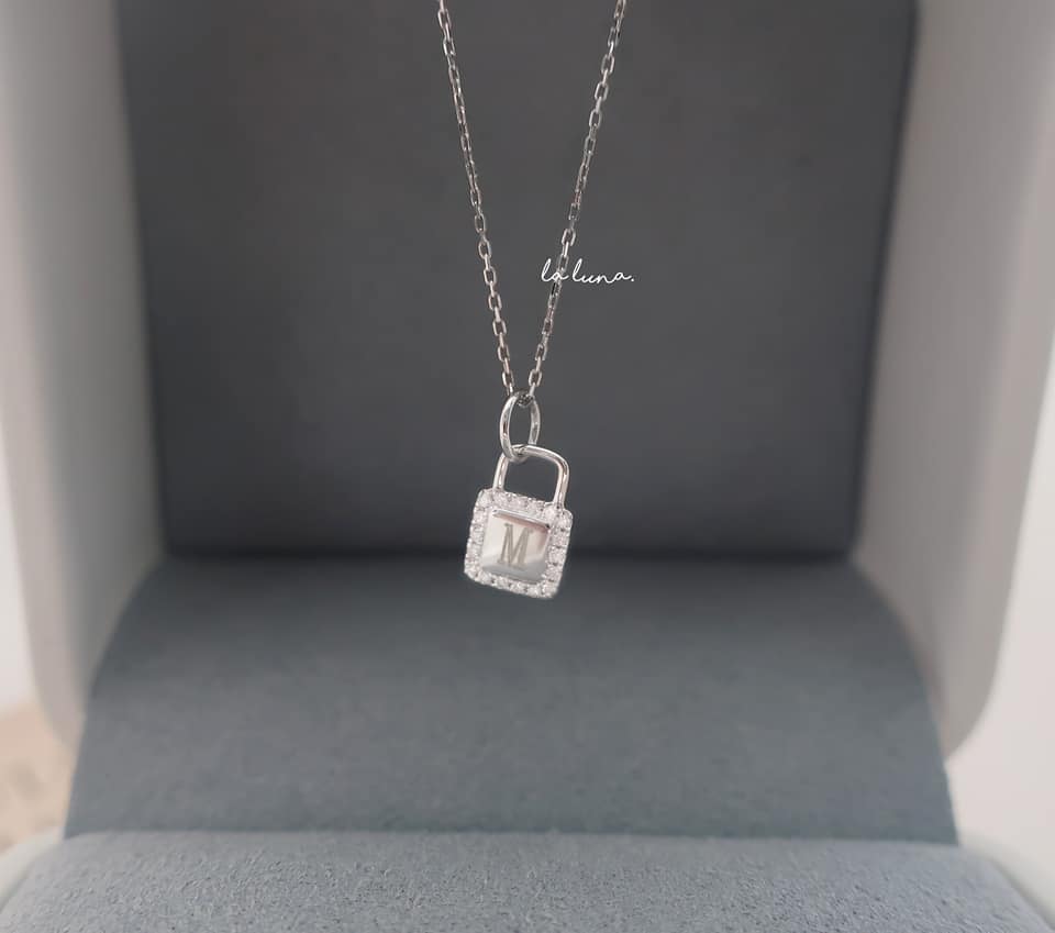 字母鎖鑽石18k白金頸鏈 Letter Lock 🔒... - La Luna. Jewellery & Design