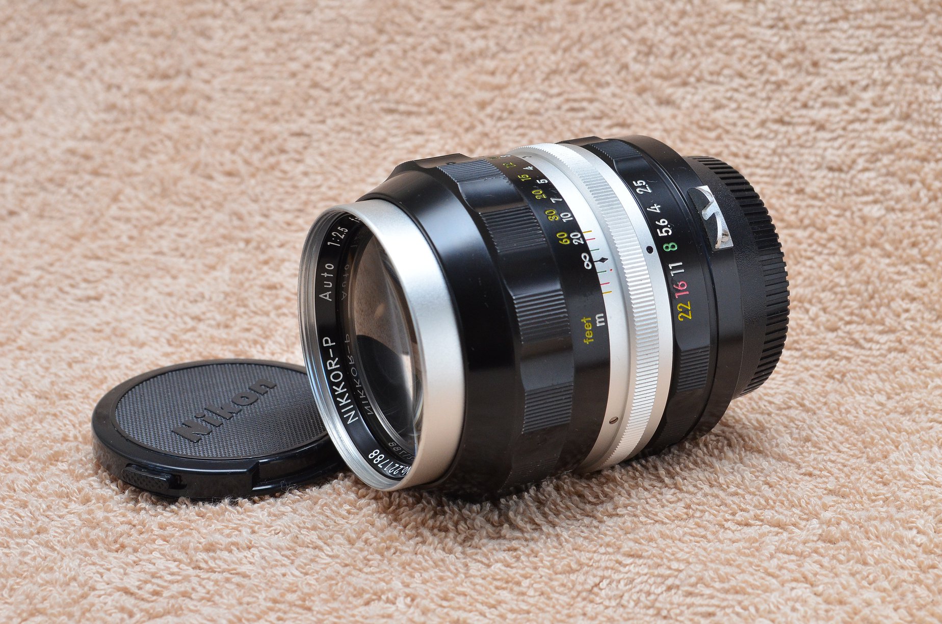 What mount is the Komura 105mm f2.5 lens?