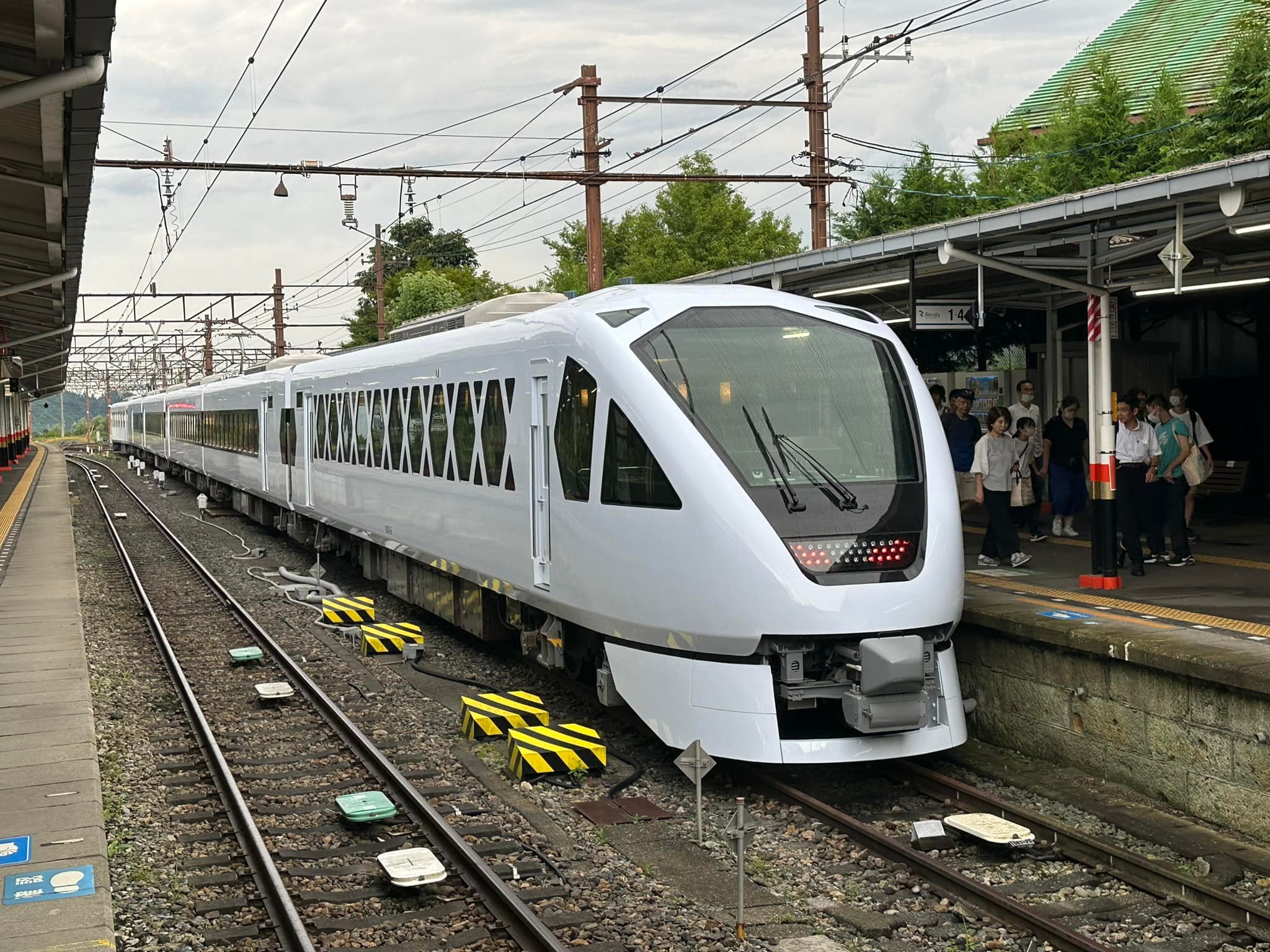 Spacia X arrives Tobu- Nikko station - Japanese Trains - 日本列車