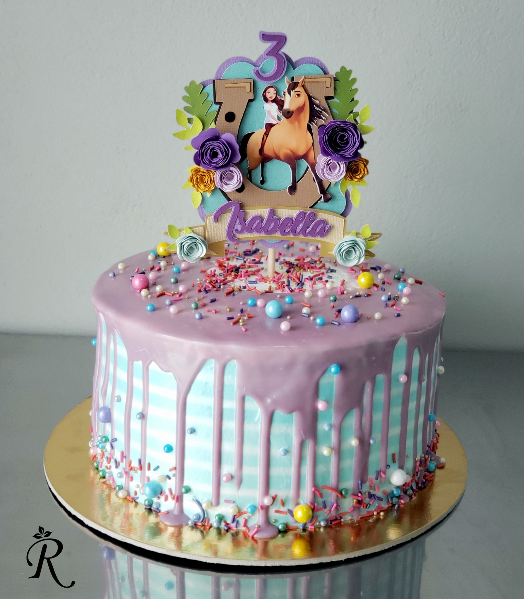 Pastel personalizado para una niña muy... - Renée Pastelería | Facebook