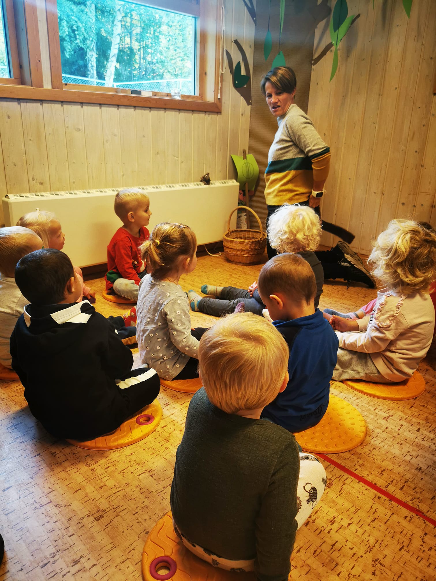 samlingsstund-med-hakkebakkeskogen-granrudmoen-barnehage-facebook