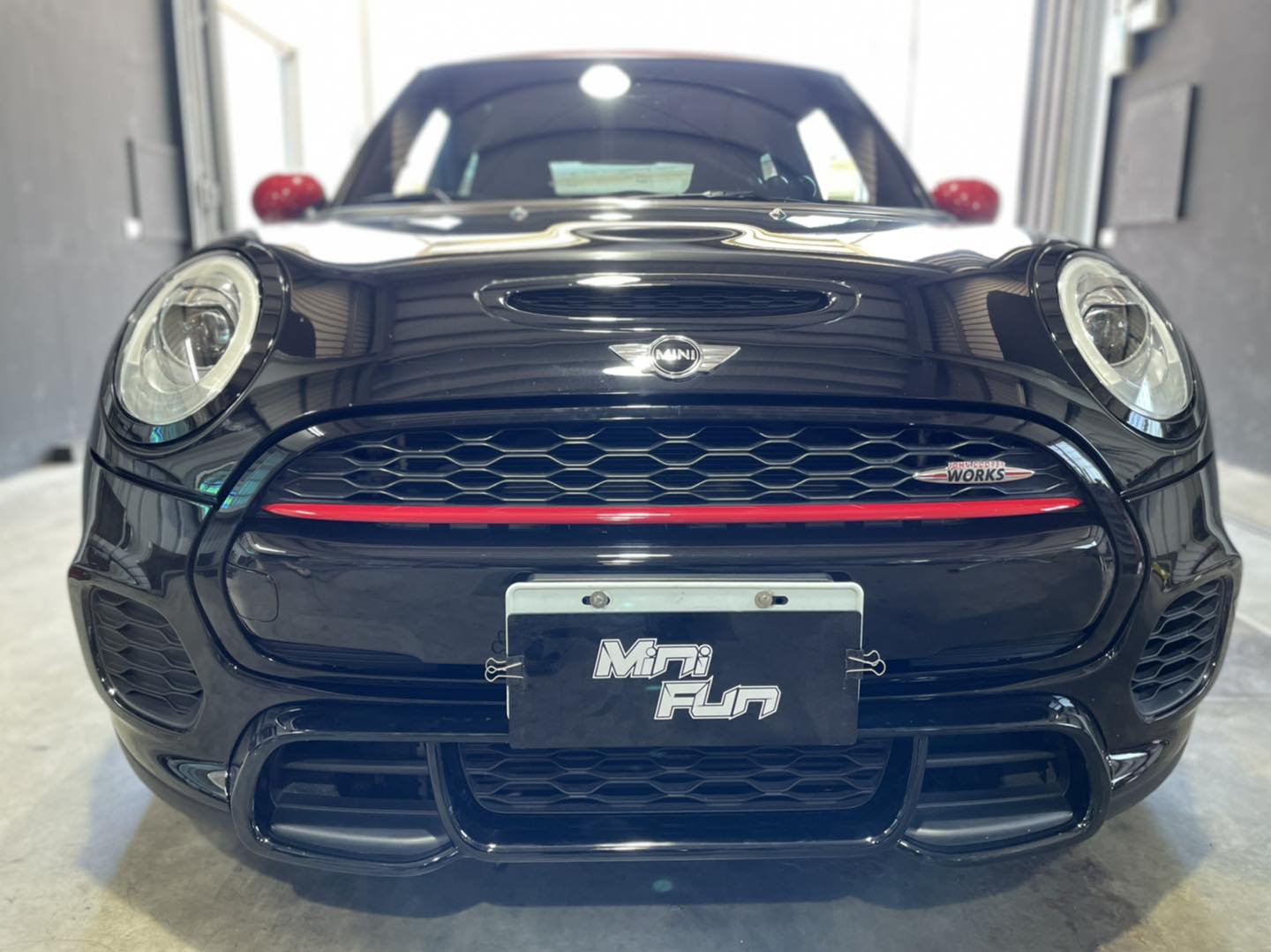 MiniFun - F56 JCW 改裝 亮黑大燈框 亮黑尾燈框 亮黑中網框 客人自從53賣出後... | Facebook