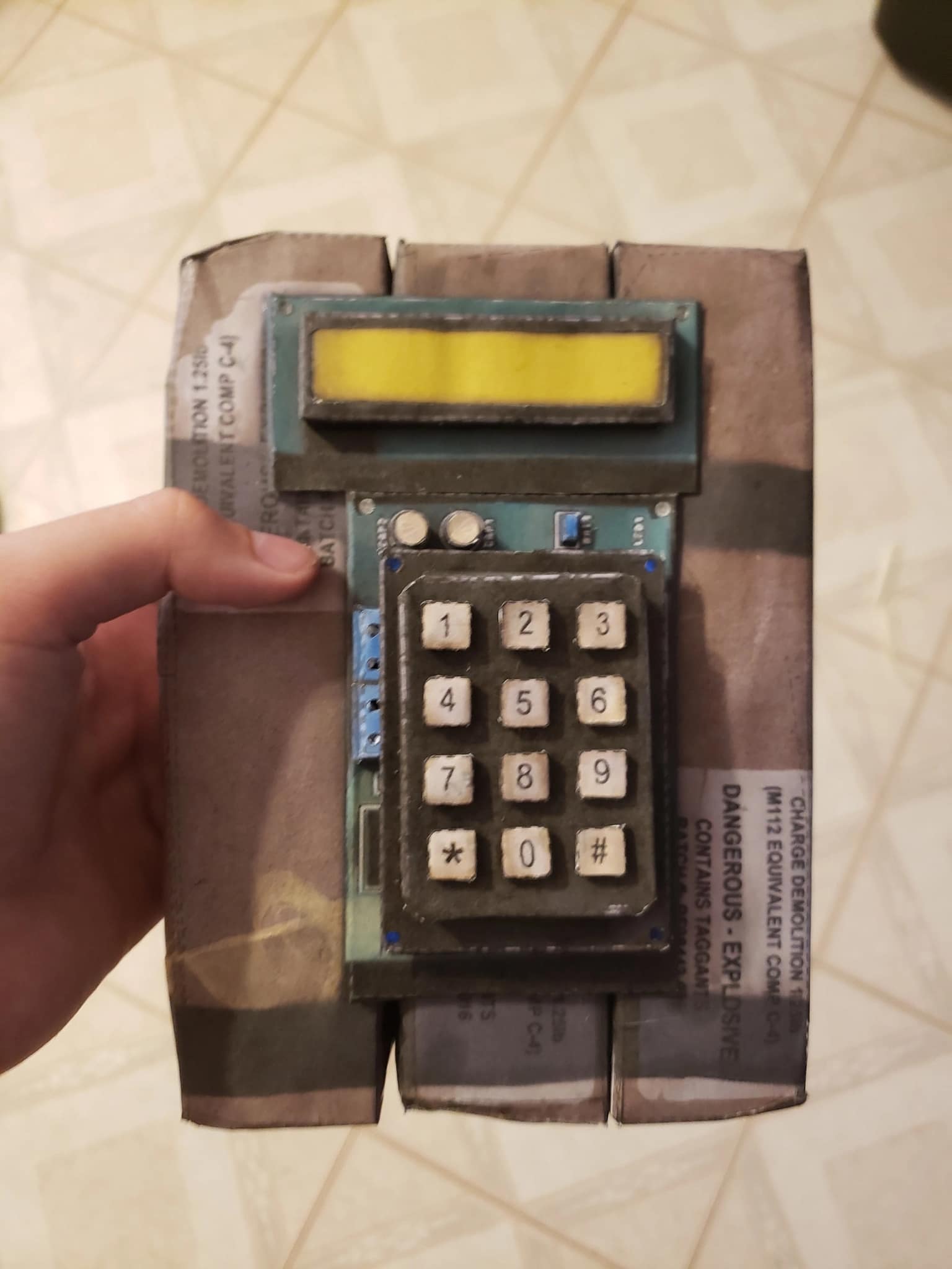 𝙿𝚊𝚙𝚎𝚛 𝙶𝚞𝚗𝚜 - CS: GO bomb by Vad Muzovyankiv #Papercraft | Facebook
