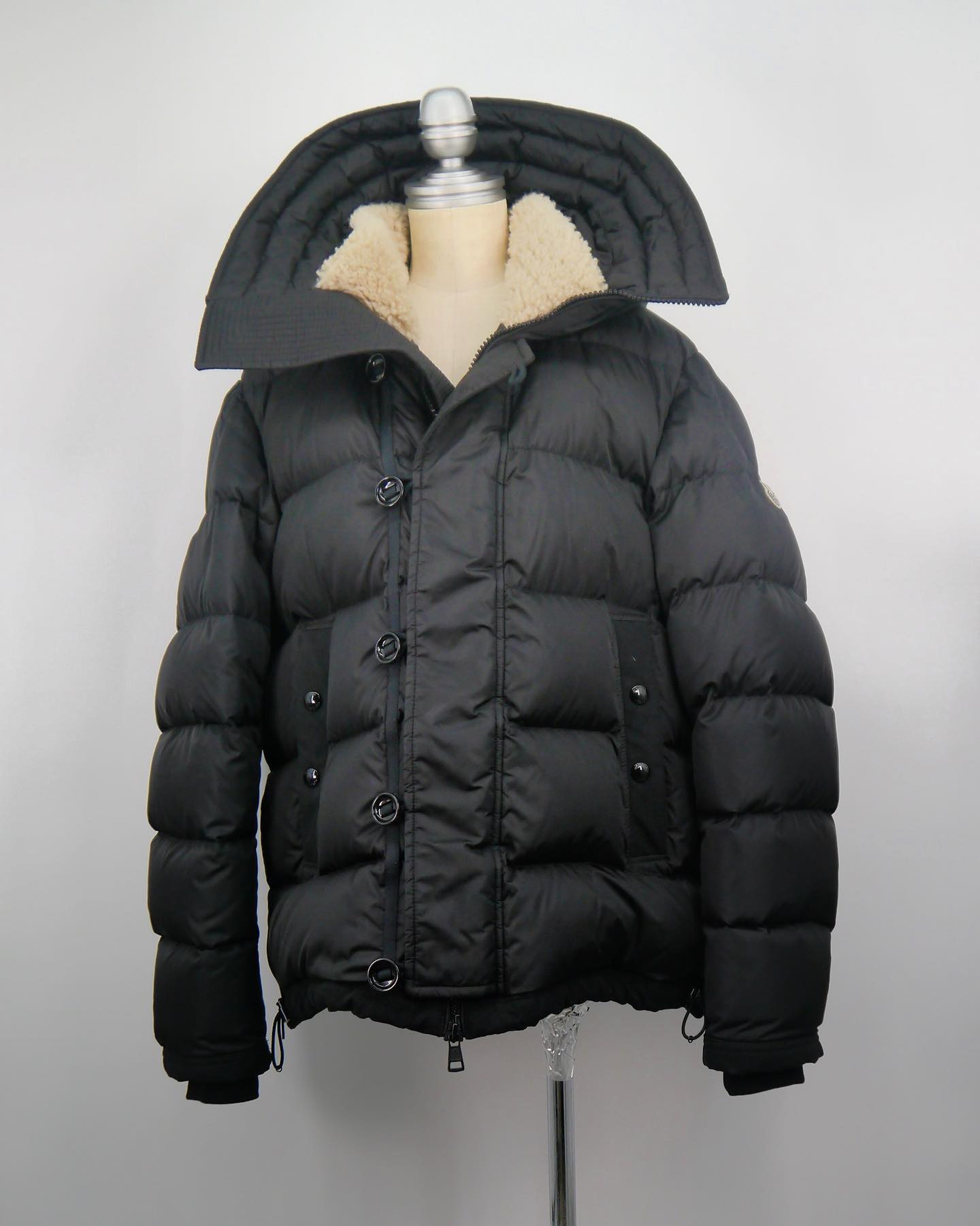 MONCLER モンクレール PYRENEES ピレネー 襟元のボアがラグジュアリー