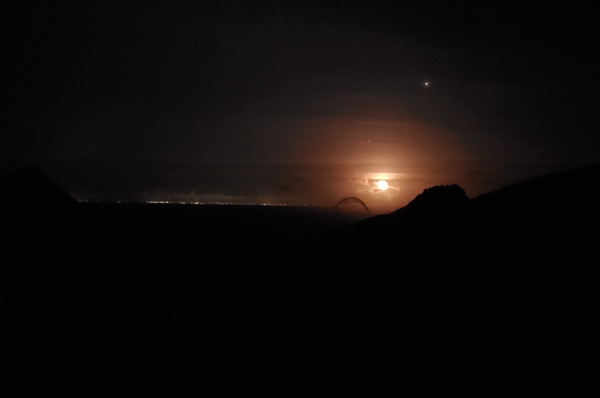 渡名喜島 うっすら見える夜景は 明るい月の下にほんのり見える光は 沖縄本島の夜景です Facebook