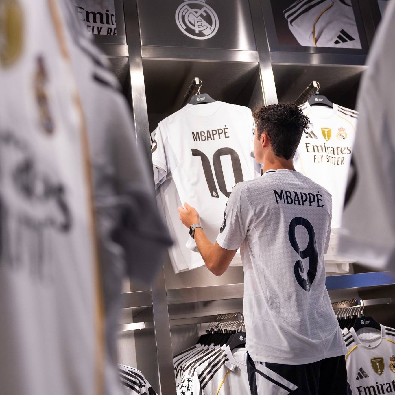 レアル・マドリード MBAPPÉ 10番 シャツ 🤍👕 Hundreds of Real Madrid fans have rushed to the club official