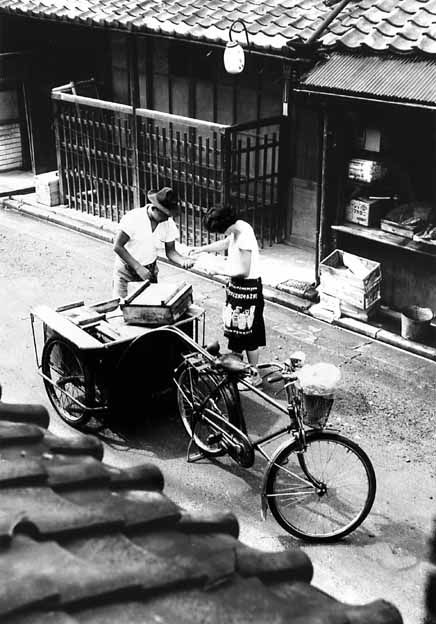 昭和時代に当たり前のようにあった「お豆腐屋さん」。 ボウルをもって