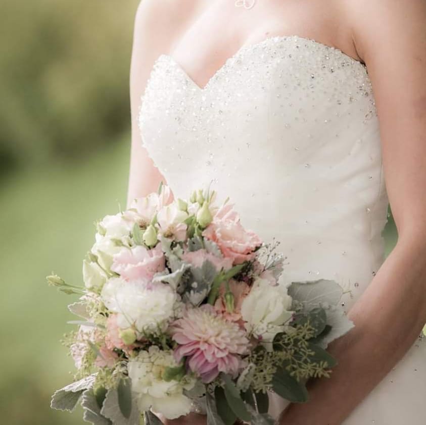Brautstrauß ohne Rosen, in zarten Pastelltönen. Bin so dankbar für solche wunderschönen Bilder! #bridalbouquet #brautstrauß #romanticwedding #heirateninhameln #brideflowers #hochzeitsstrauß #freietr