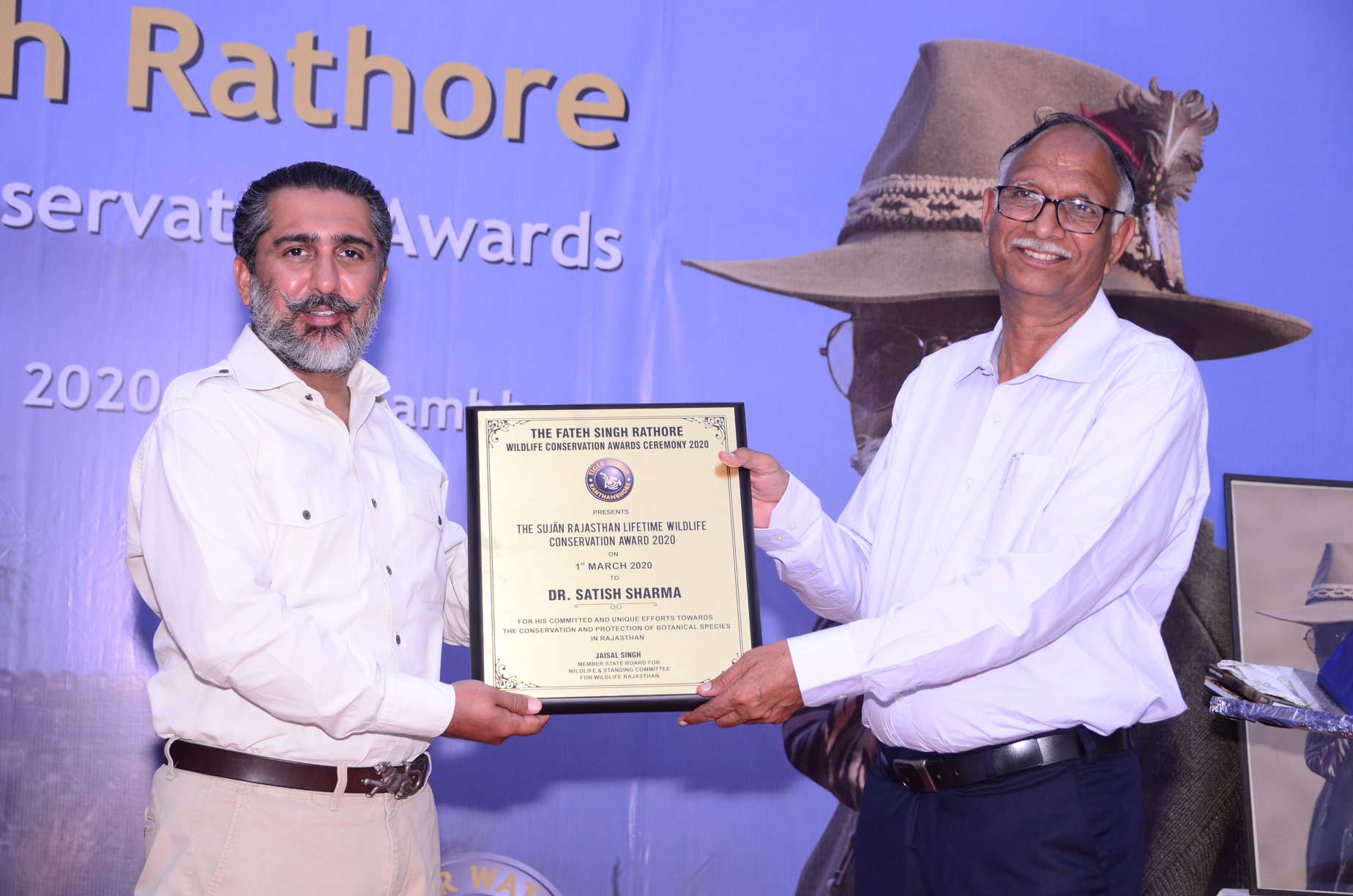 Tiger Watch - Dr. Satish Sharma is receiving Sujan Rajasthan Lifetime ...