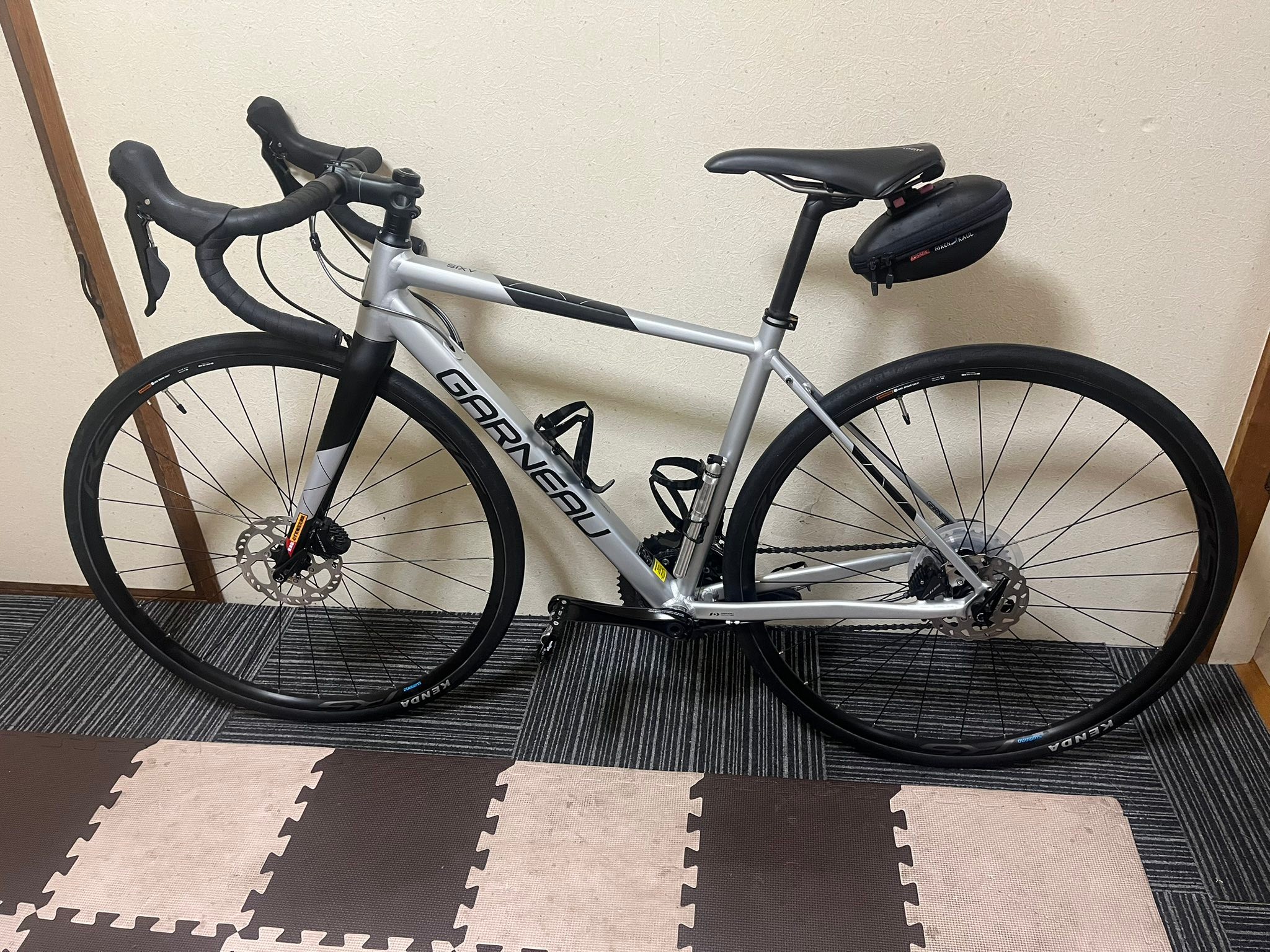 High-quality Louis Garneau and Cannondale road bikes for sale