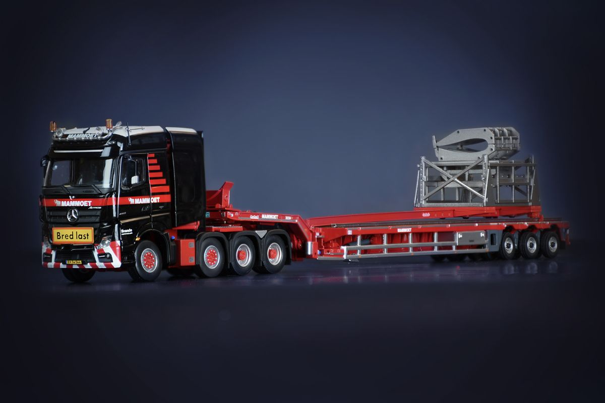 The Super Wing Carrier for Mammoet, consisting of a Mercedes-Benz
