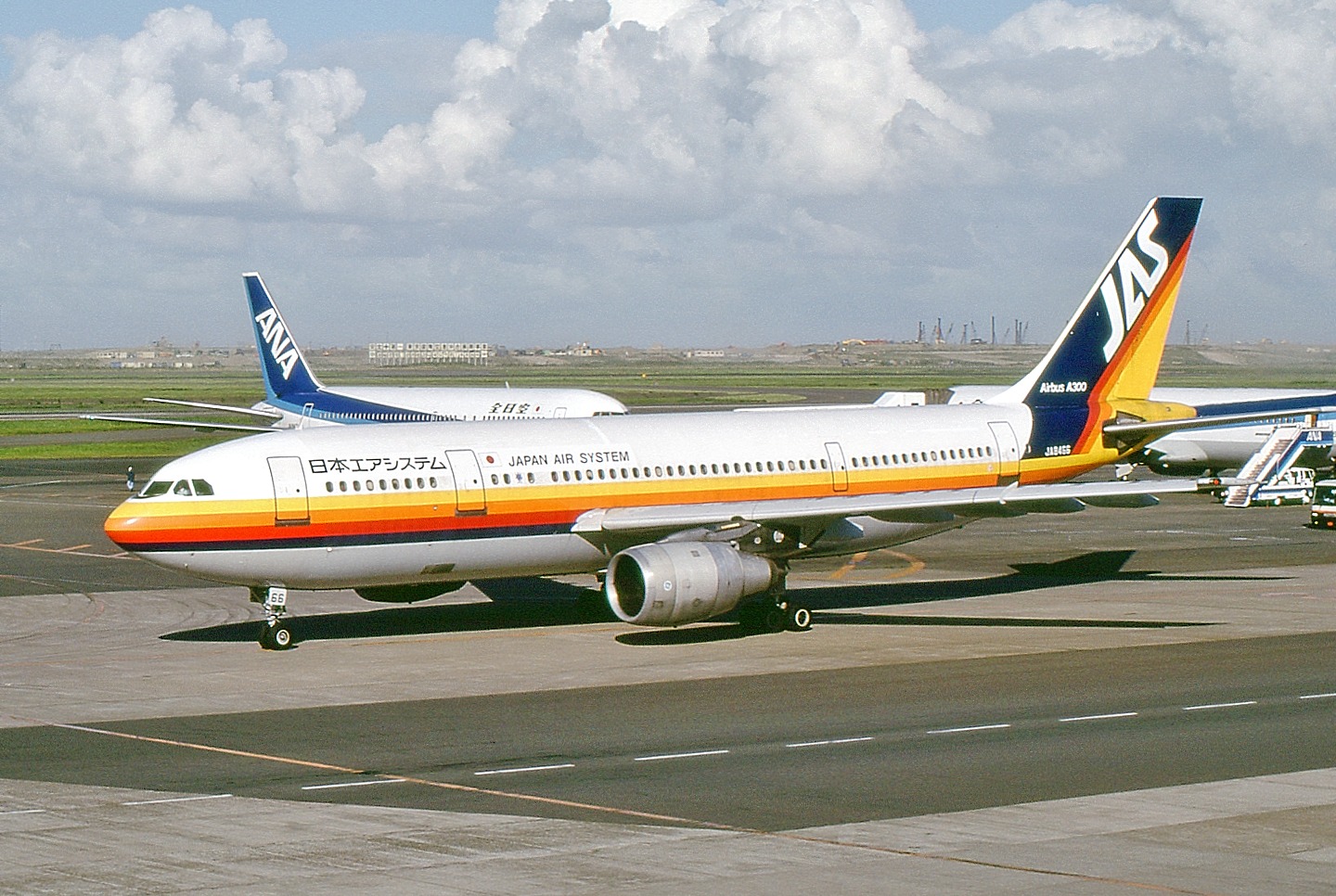 Japan Air Syatem JA8432 DC9-41 cn 47615/751 Haneda(HND) 25.Jul.1989