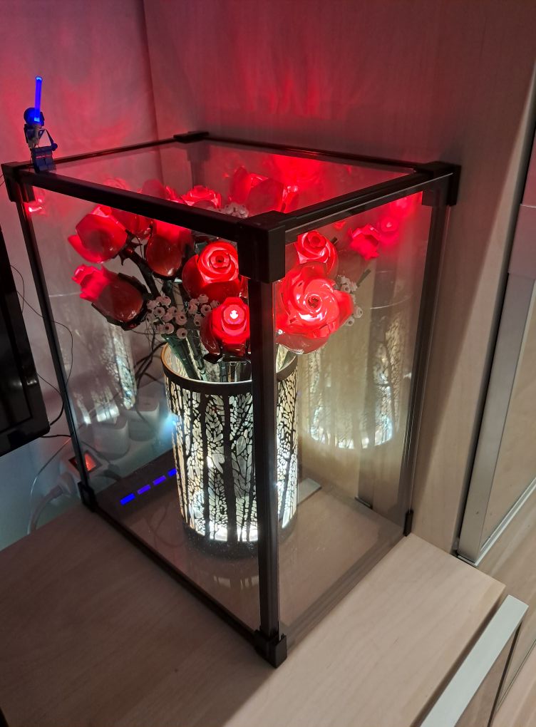 Thanks to Ikea (SKUFFEN shoebox) I got a dust free rose bouquet 😍🌹