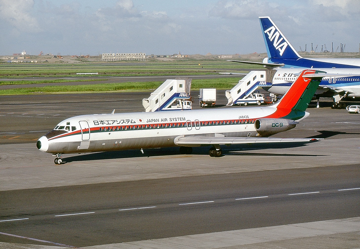 Japan Air Syatem JA8432 DC9-41 cn 47615/751 Haneda(HND) 25.Jul.1989