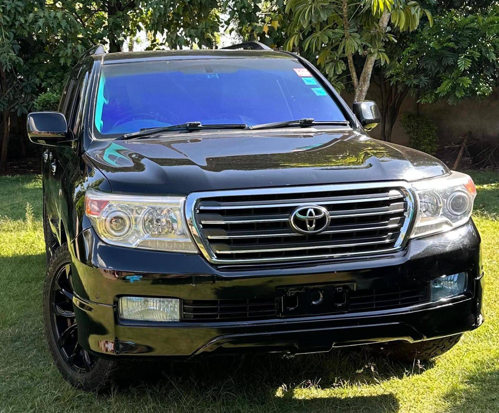 TOYOTA LAND CRUISER V8 PETROL 2015 4600CC 7 SEATER SUNROOF @3.9M