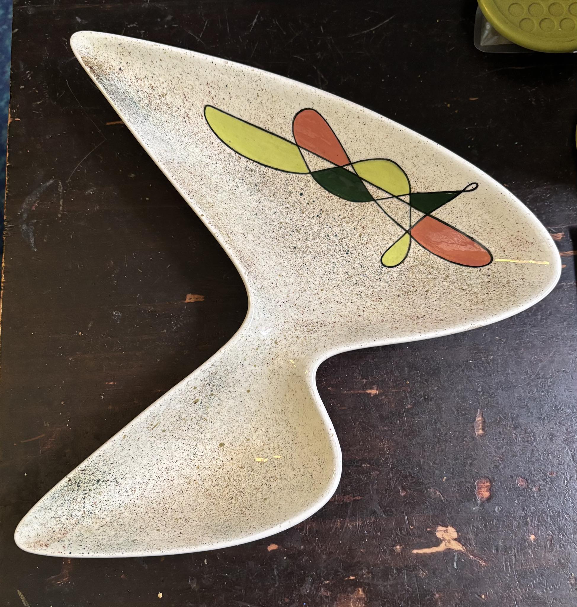 Identify vintage serving dish with splatter finish?