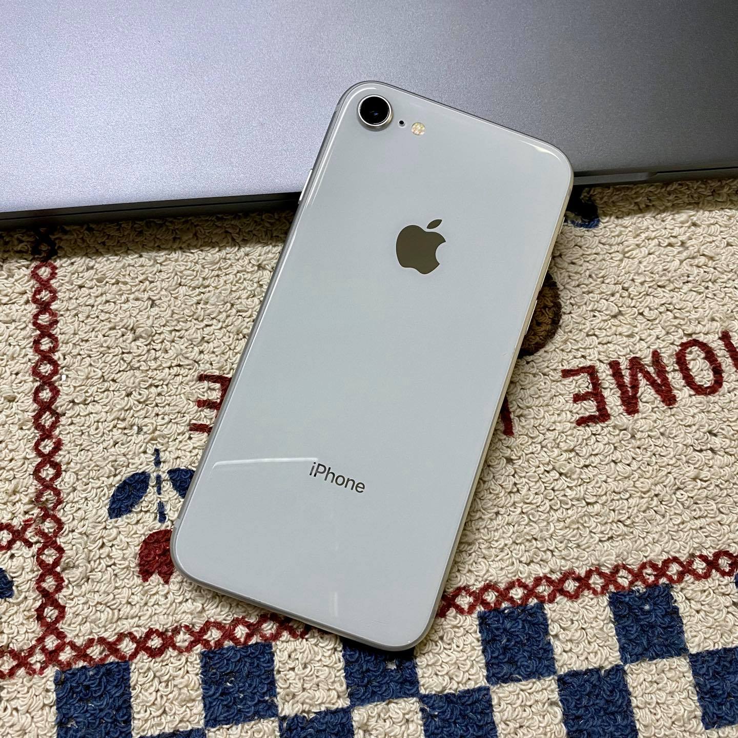 Đôi khi lỡ hẹn 1 giờ Lần sau muốn gặp phải chờ trăm năm iPhone 8 64Gb ...