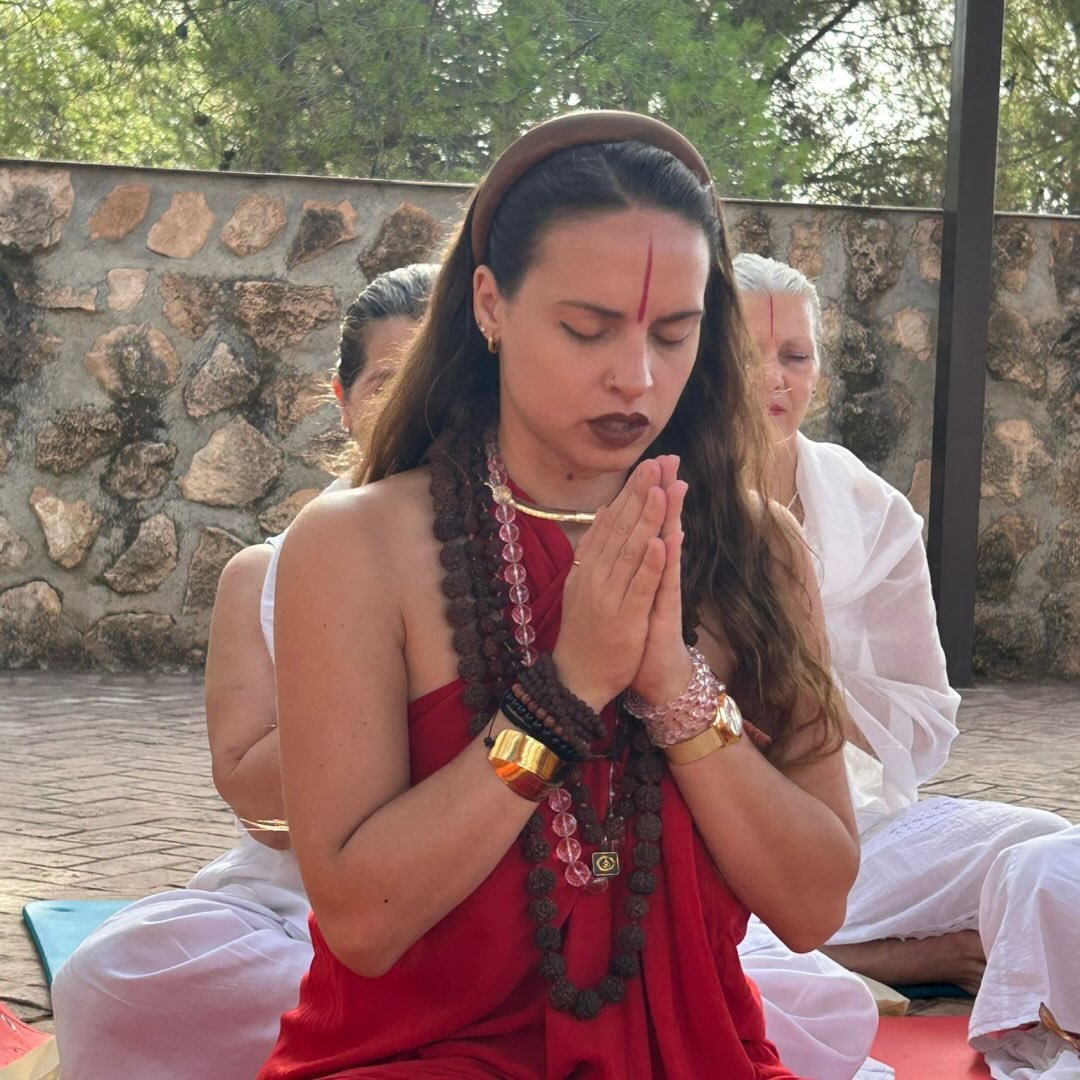 📿 Sloka (del Rig Veda 1.1.1): ॐ अग्निमीळे पुरोहितं यज्ञस्य देवमृत्विजम् ...