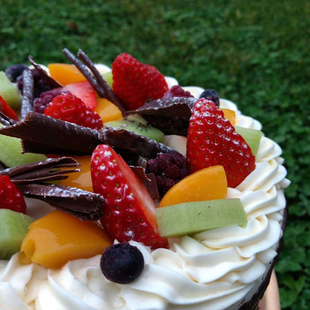 Milka Iglesias - 🍓🥝 Torta Frutal 🍒🍑 - - - #bolosdecorados...