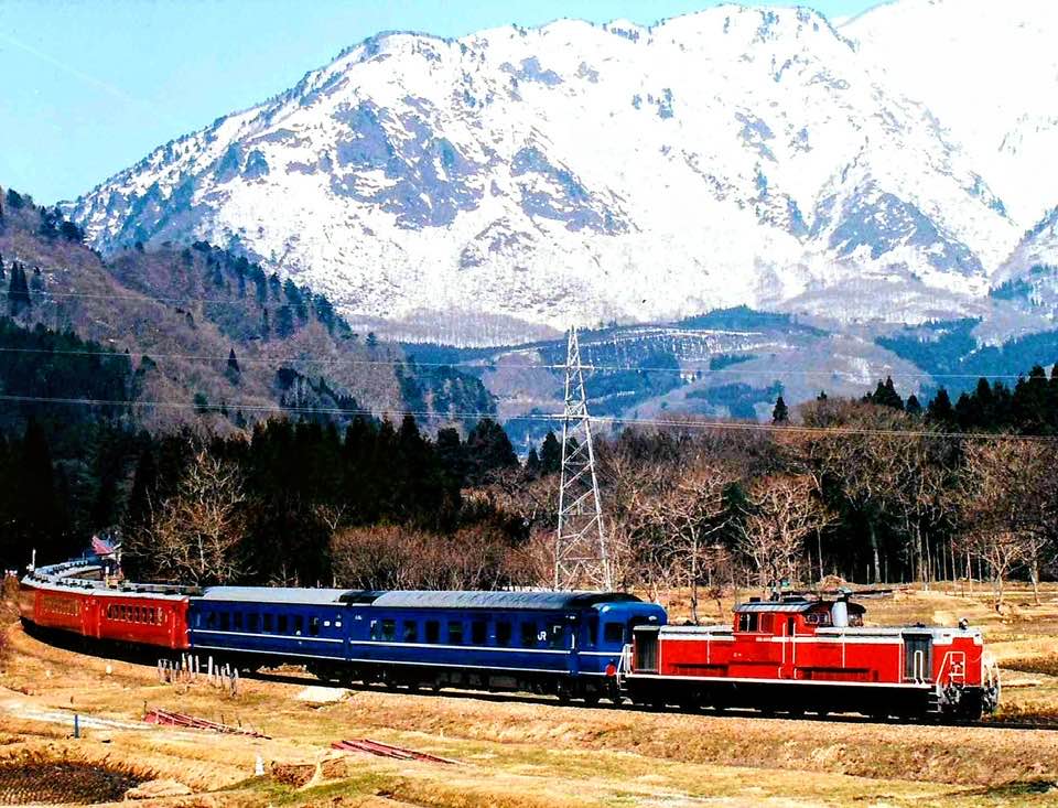 22年前の今日、磐越西線に撮りに行きました団臨です。 DD 51 745号機