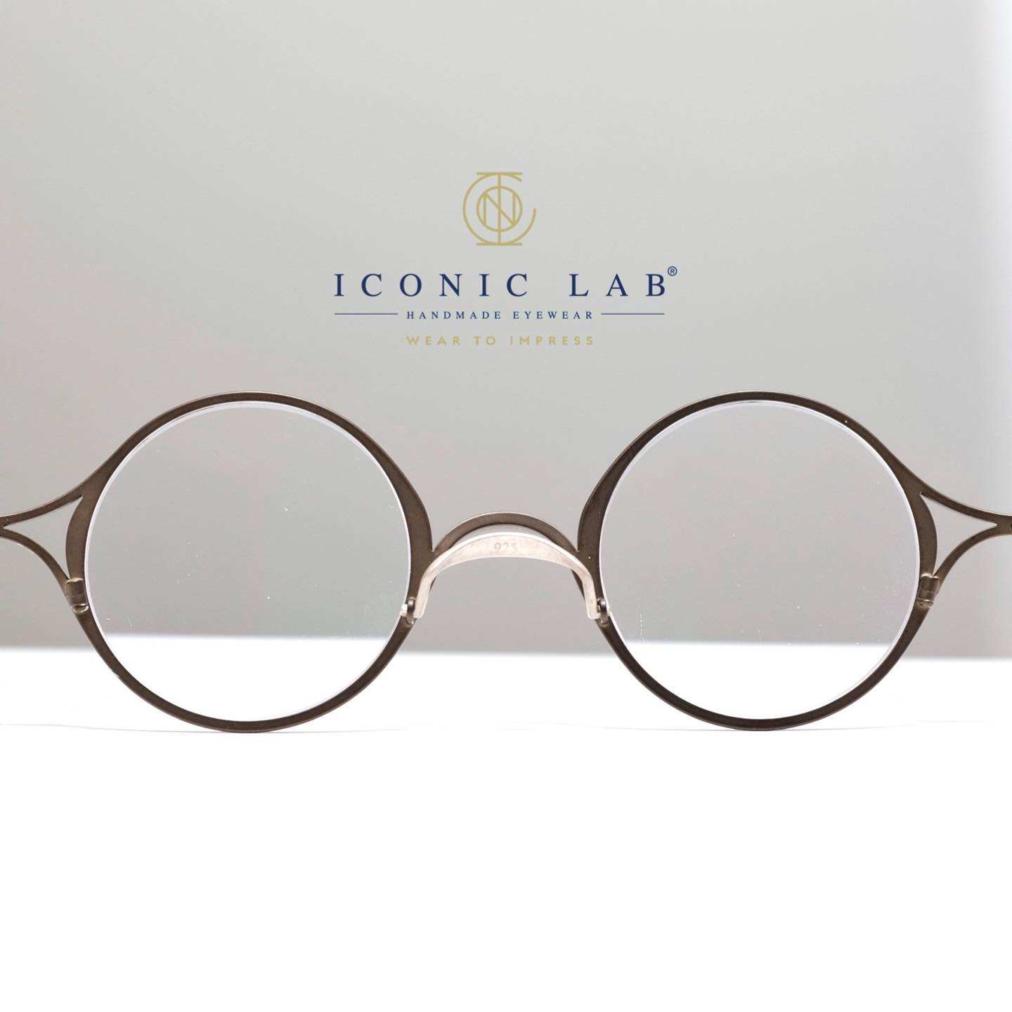 Iconic Lab - 感受一山鼻樑的藝術與美感！ 架在鼻梁上，另一種呈現品味的感覺 👓... | Facebook