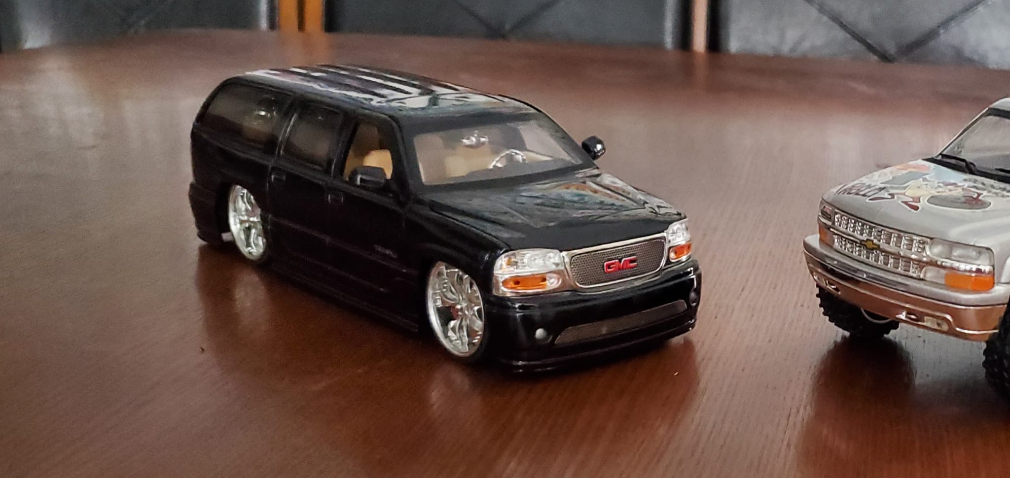 2002 GMC Yukon XL Denali - 1:18 model pimped by Jada Toys Dub City