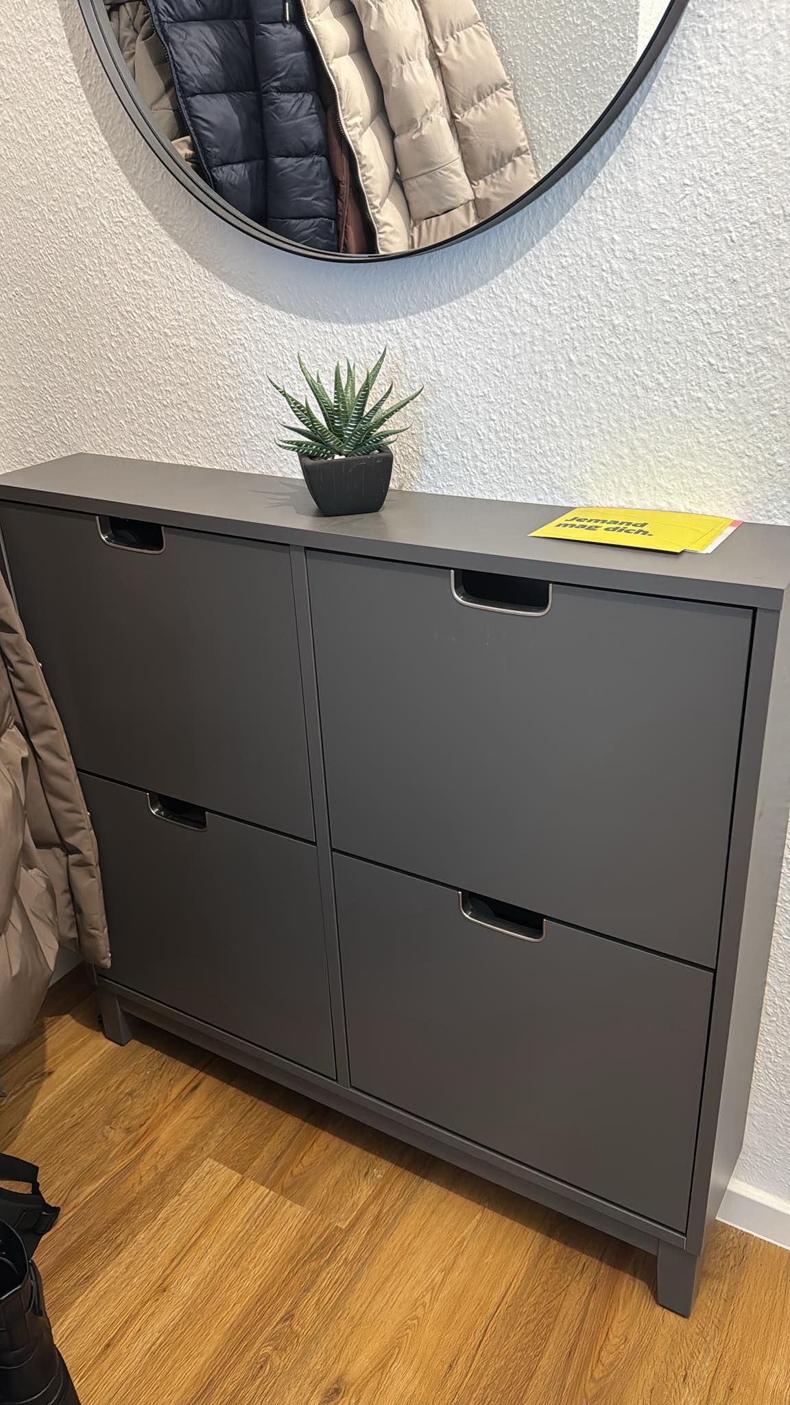 Hallo ☀️ ich biete hier einen fast 1 Jahr alten Schuhschrank von Ikea (Modell: STÄLL) an. Dieser ist in einem sehr guten Zustand und wurde im September 2024 neu bei Ikea für