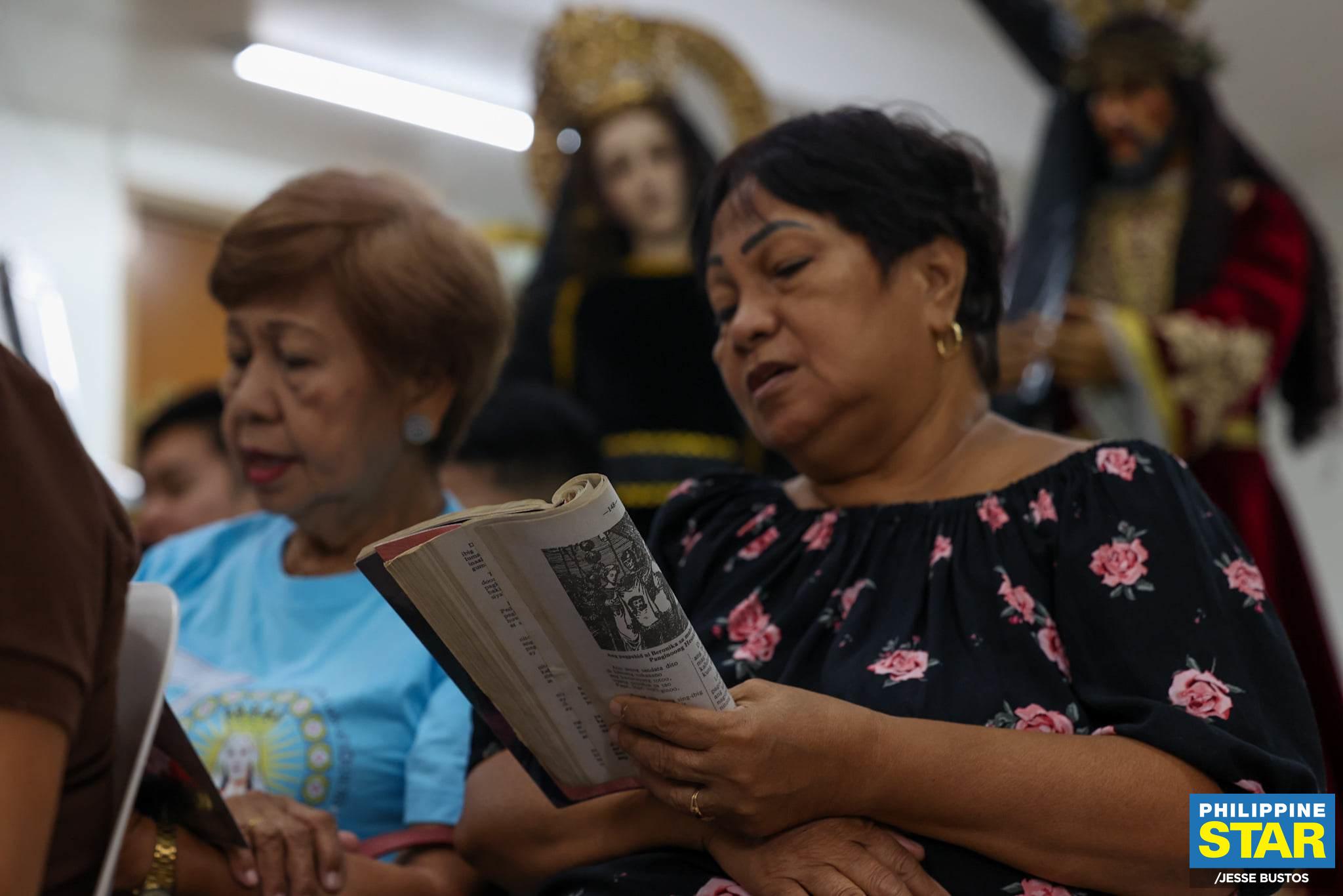 Philippine - Catholic devotees chant the passion of Jesus Christ during ...