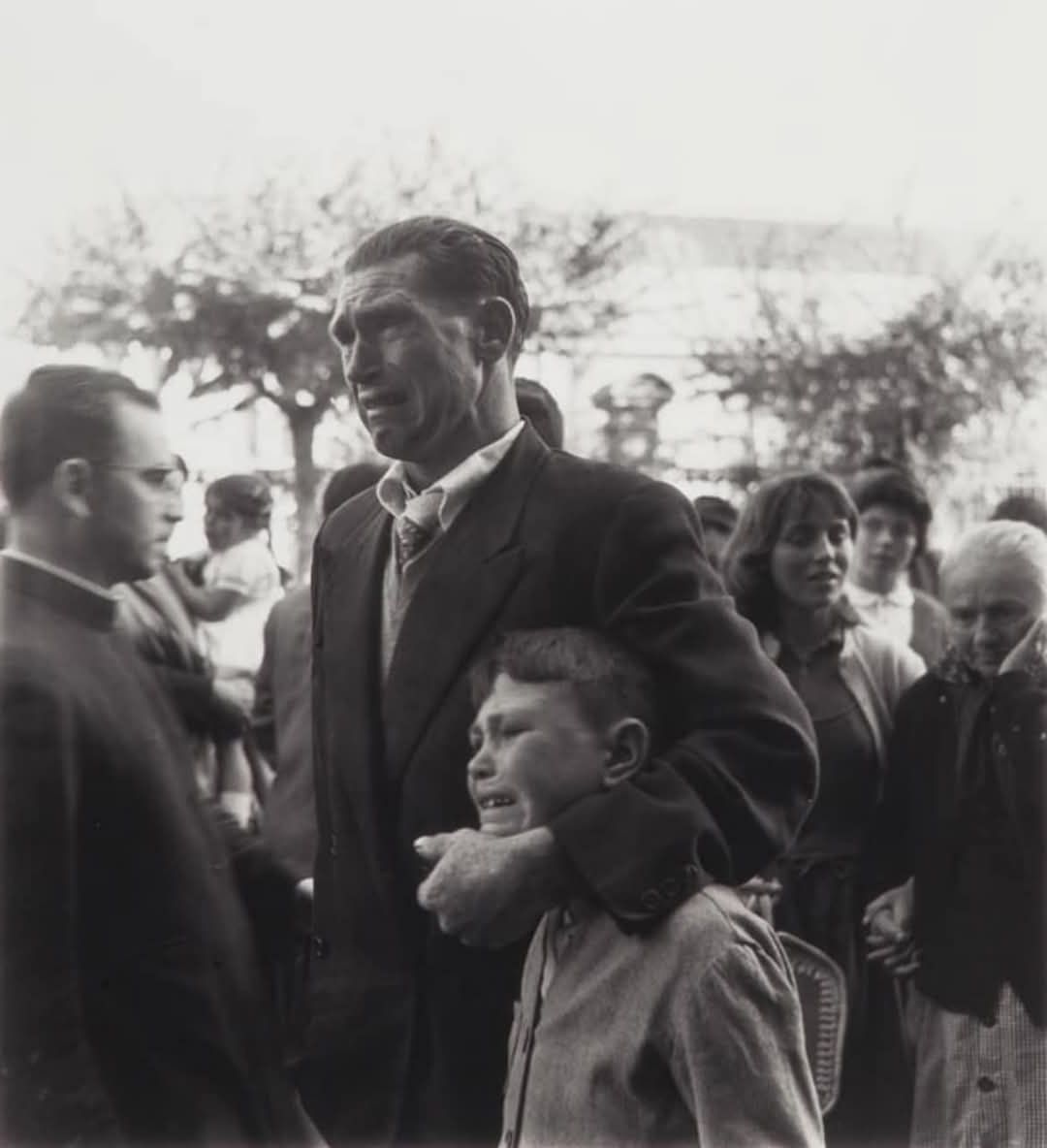 CH Inam - Father and son crying as they say goodbye to their relatives ...