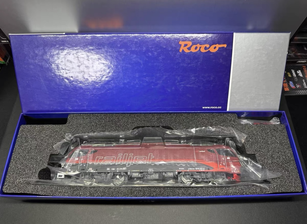 Hello. I am selling a full set of ROCO OBB Railjet on behalf of my