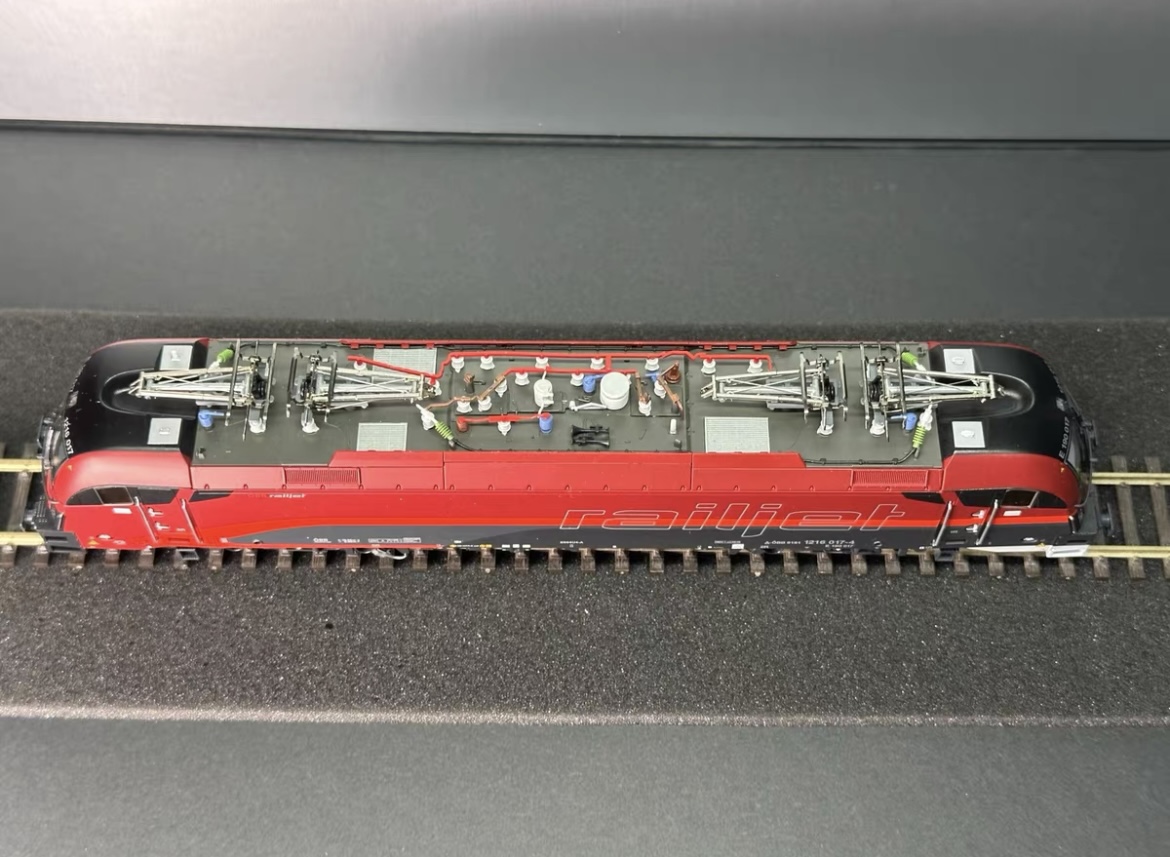 Hello. I am selling a full set of ROCO OBB Railjet on behalf of my