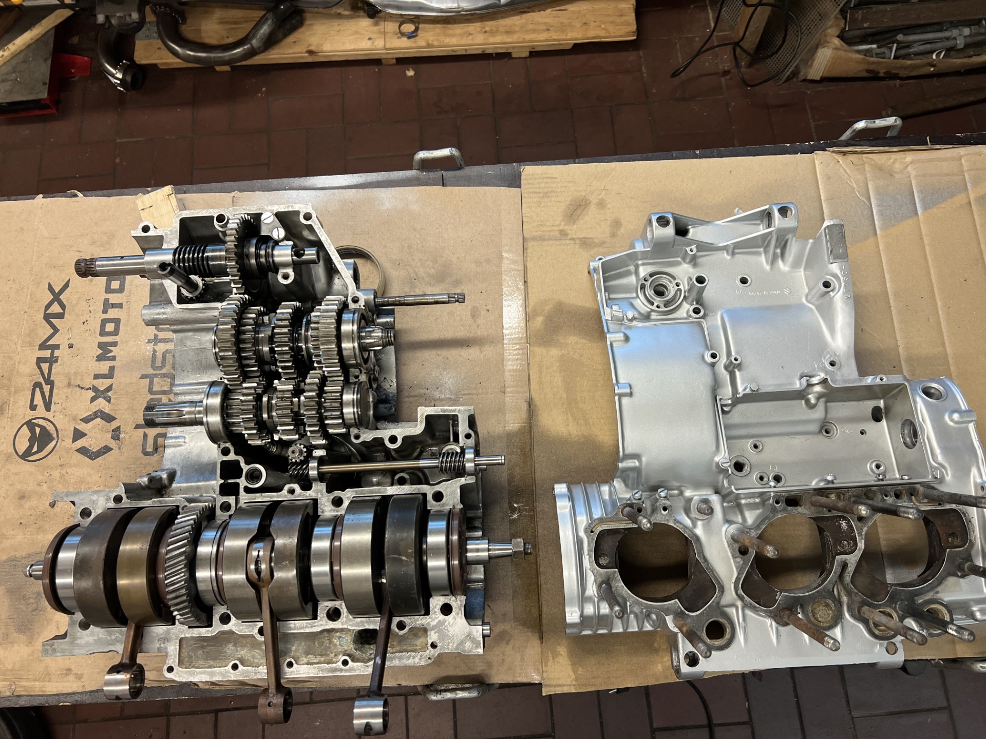 Suzuki GT750 engine assembly