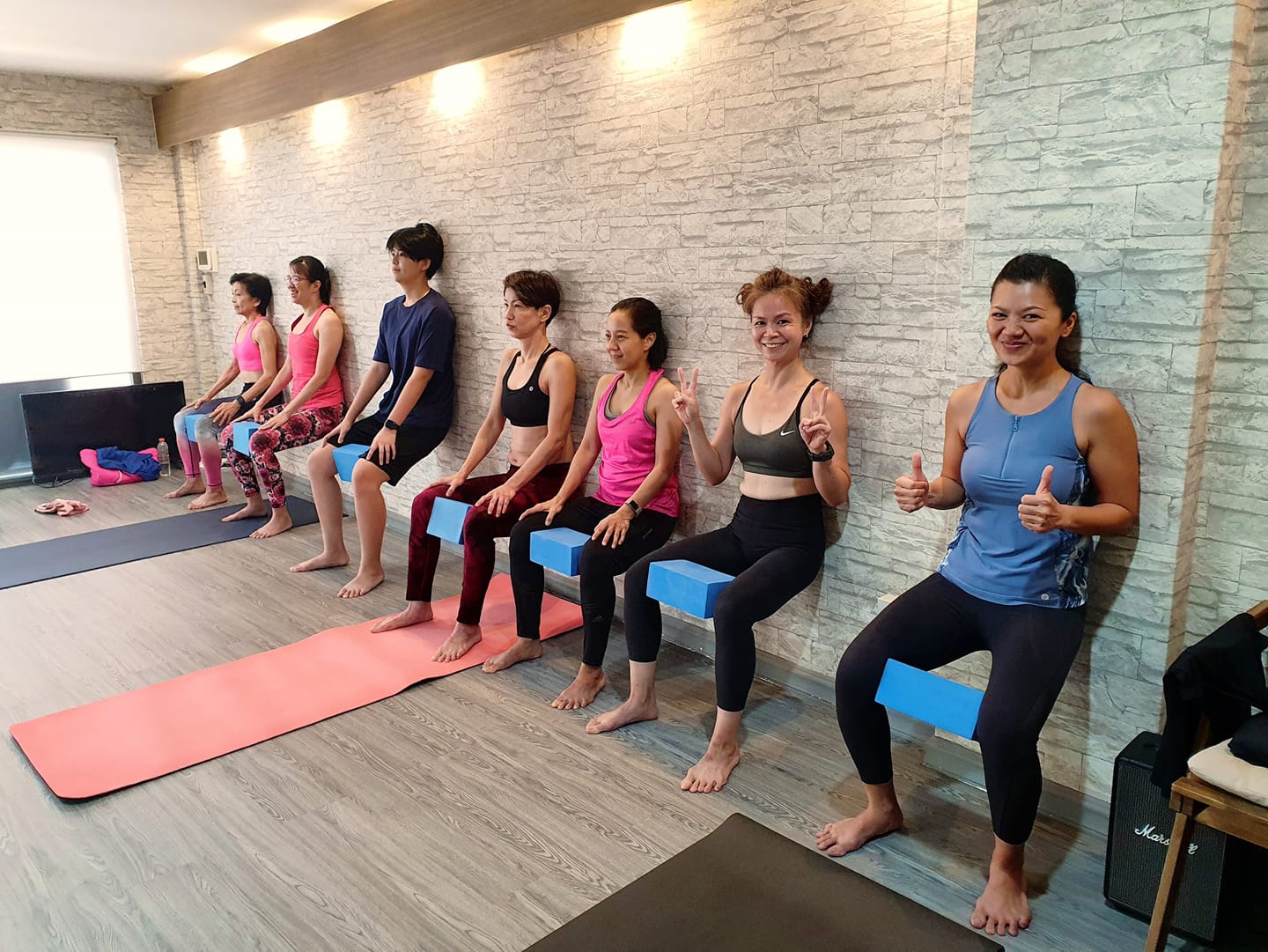 สาวๆ สุดสตรอง ยิ้มไปขาสั่นไป😊 Wall... - Unity Yoga & Pilates