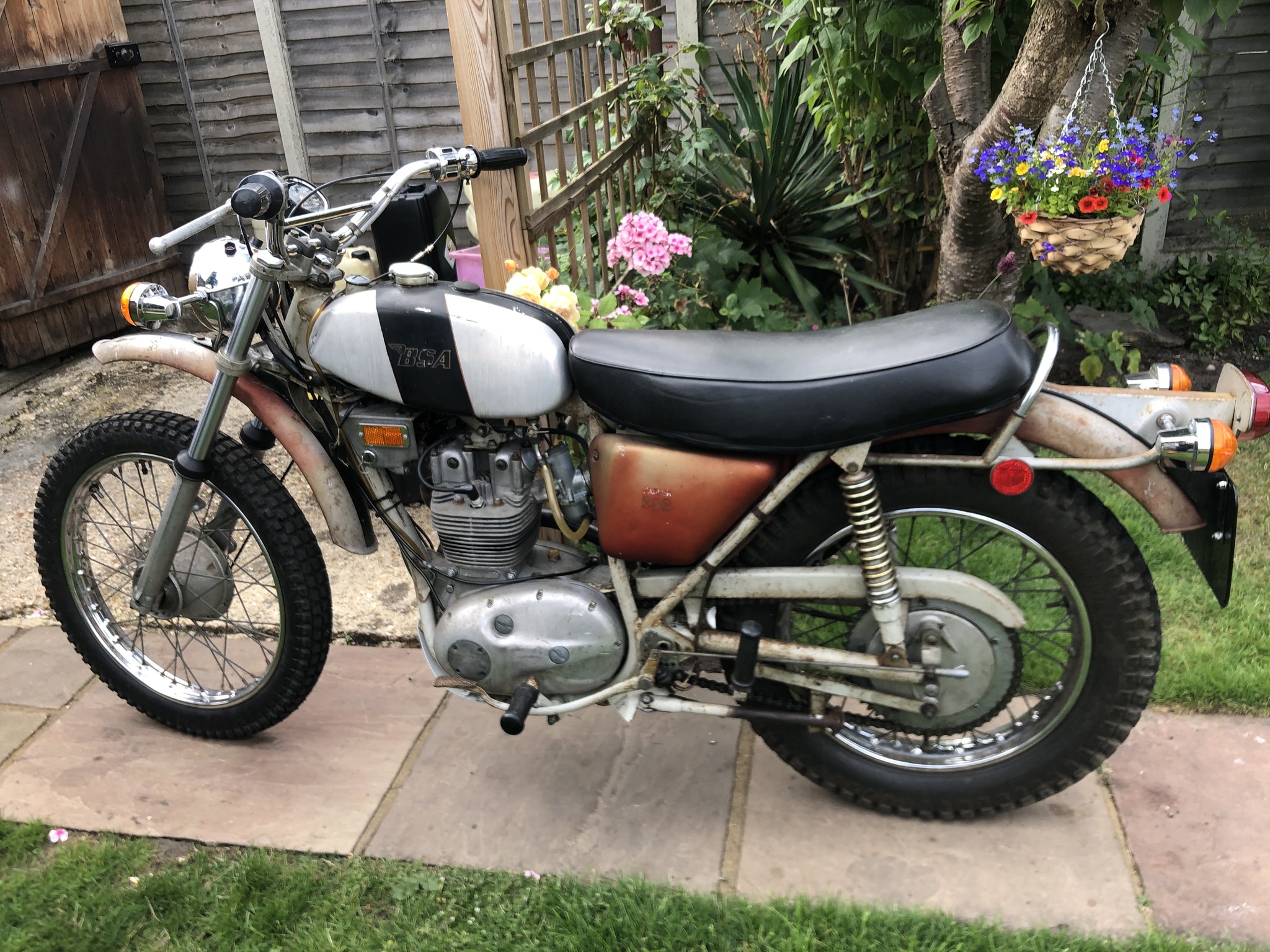 【レア希少】TRIUMPH T25　オリジナルタンク　英車　BSA 当時物 レア希少】TRIUMPH T25オリジナルタンク英車BSA 当時物