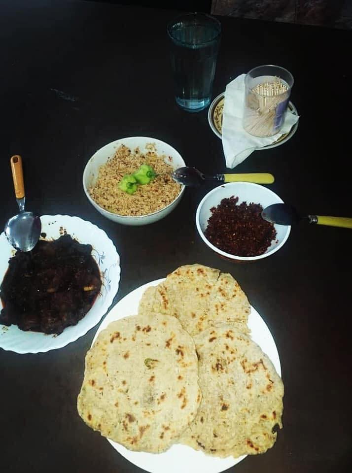 ඌරු මස් සමඟ පොල් රොටි සංසදය (Pork Curry With Pol Roti🐖) | Facebook