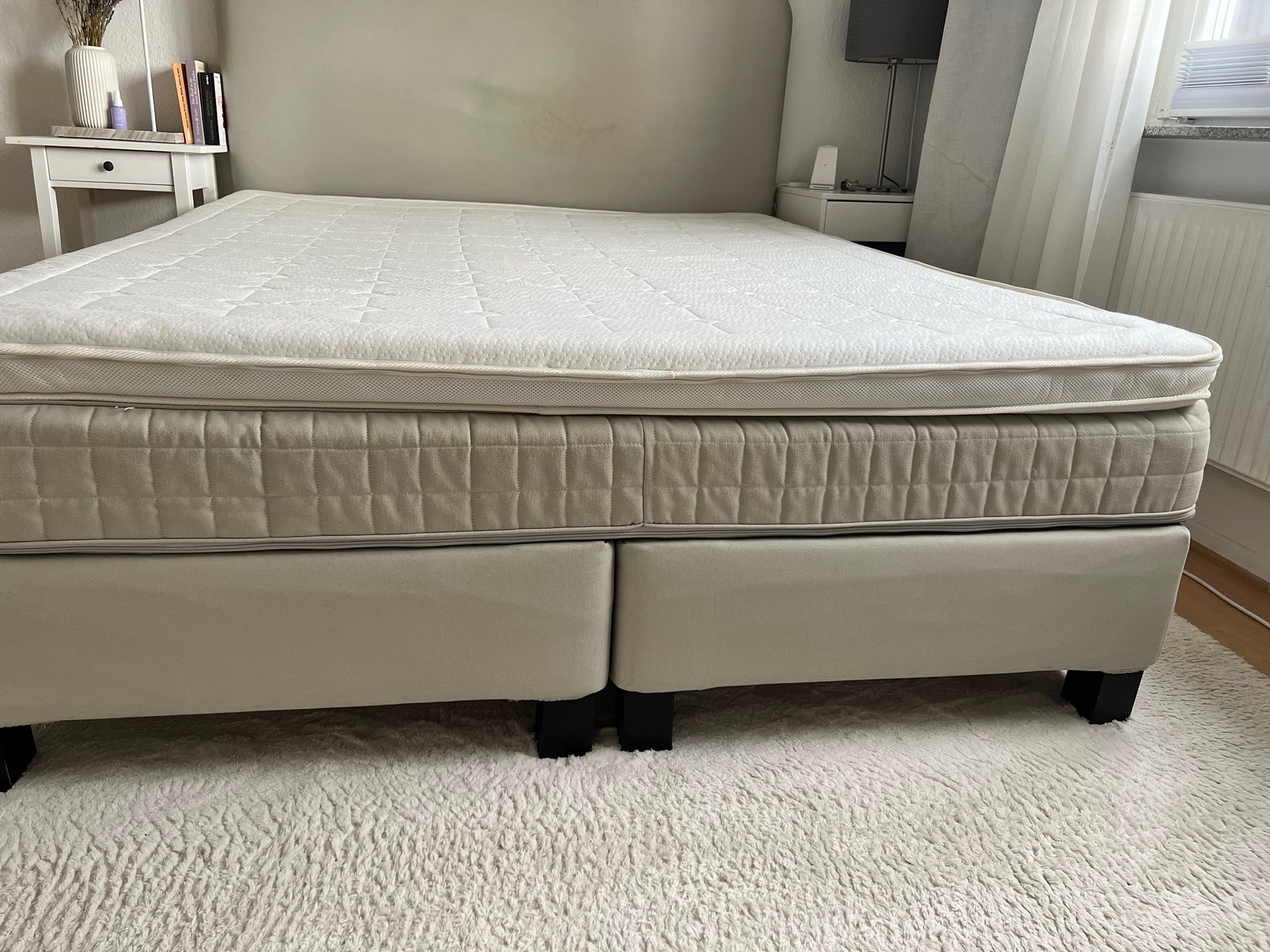 Bett zu VERSCHENKEN wegen Neuanschaffung Abholung bis morgen 12.6. ❗️❗️❗️ IKEA Boxspringbett (Rauch und Tierfreier Haushalt) Maße: 160x200 Matratze: Mittelhart, Topper: von Matratzen Concord (weich) Das Bett kann mit oder ohne Topper