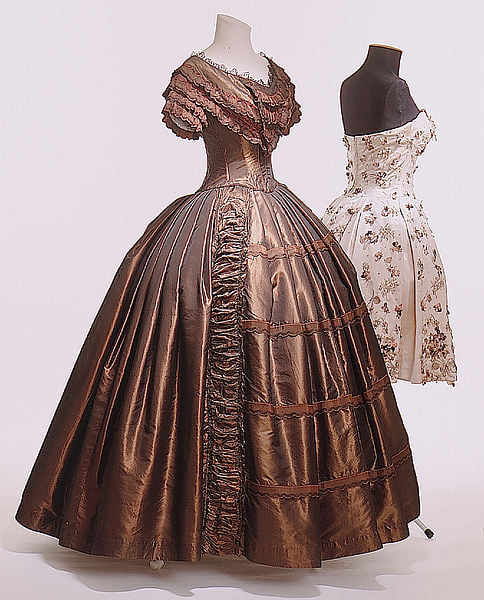 victorian brown dress A ball gown of dark silk taffeta trimmed in frills and bugle beads, c.1845-1850 via Wien Museum. This fabric must have looked amazing by candlelight! Victorian era
