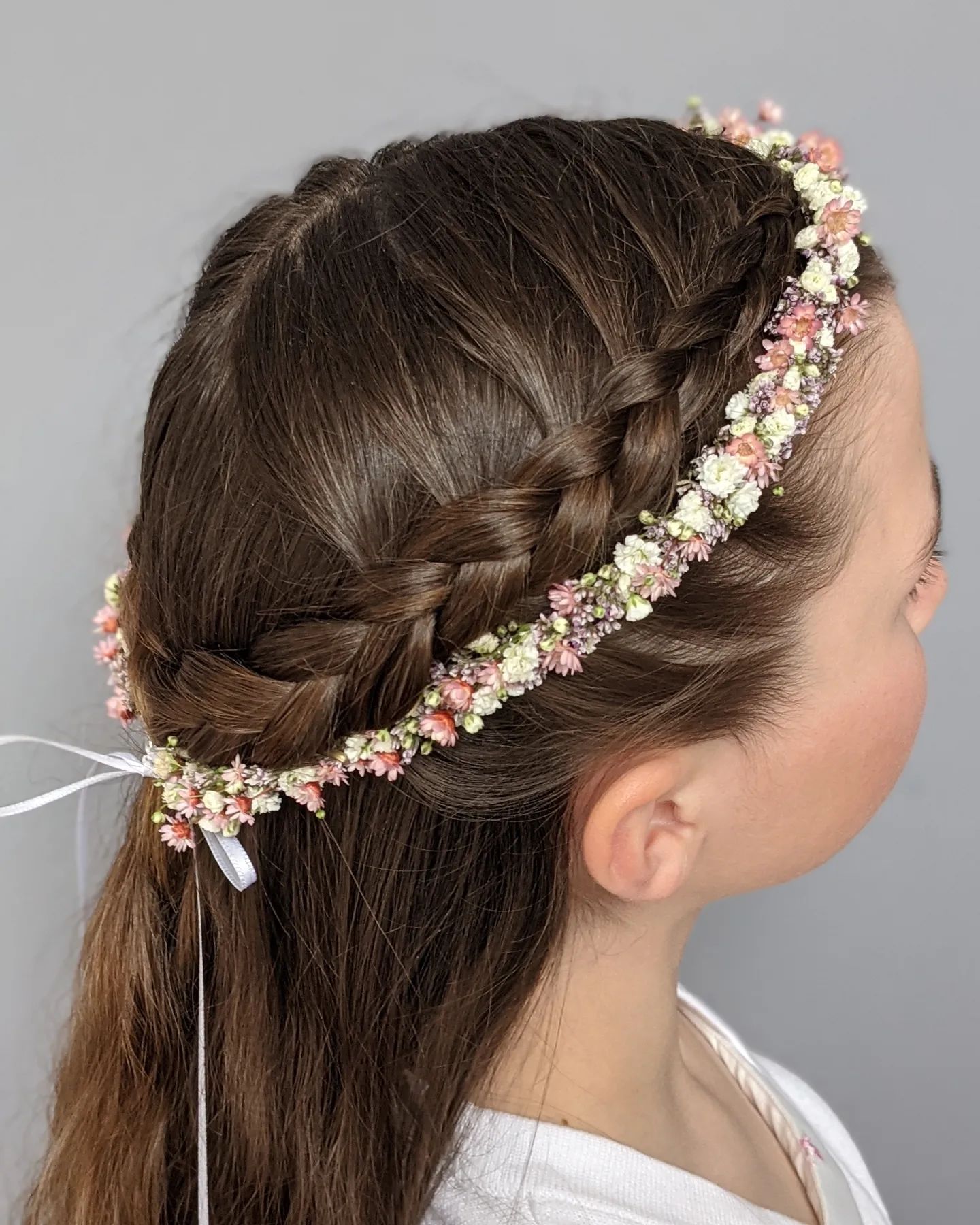 Kommunion Frisur -- Flechtfrisur mit einem wunderschönen Blumenkranz von der @diebinderei #flechtfrisur #hairstyling #kommunion #april #mobileshairstyling #mobilerfriseur #blumenkranz #trachten