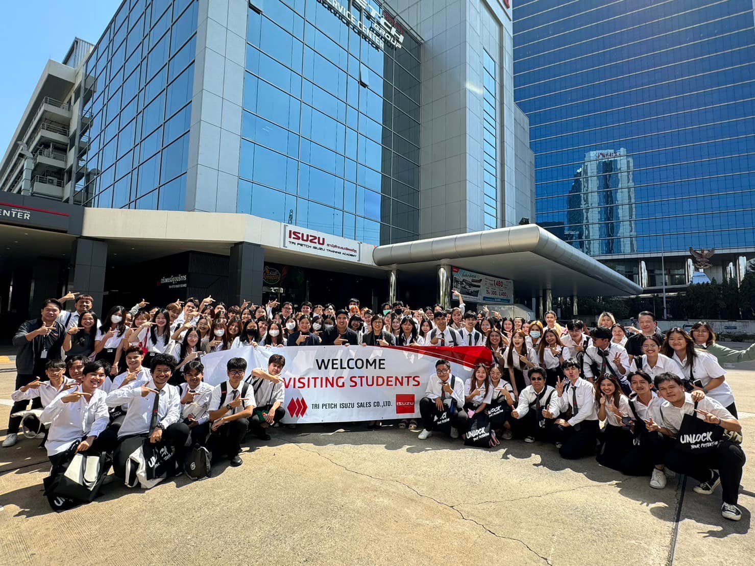 🙋🏻‍♀️🙋🏻‍♂️ เมื่อวานมีน้องๆ... - Tri Petch Isuzu Sales Career | Facebook