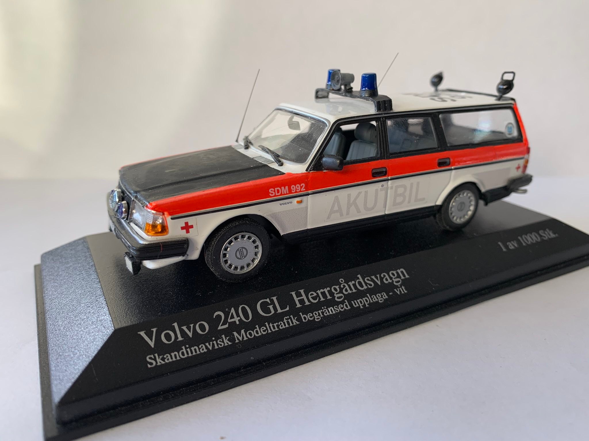 OPO 10 - Ambulance Volvo 145 Express 1969 1/43 - La Collection Qui Sauve Des Vies !