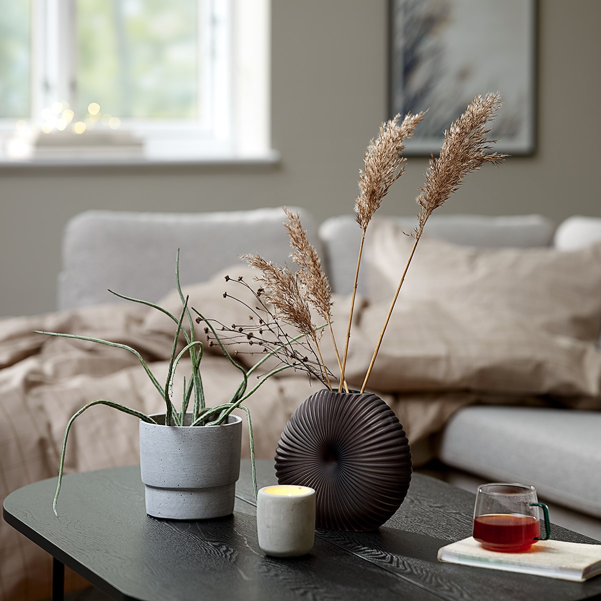Verleihe deinem Zuhause mit verschiedenen Deko-Elementen eine ganz persönliche Note 💞 Wie wär's zum Beispiel mit unserer Vase RICHARD im schwarz-matten Look? 🤩