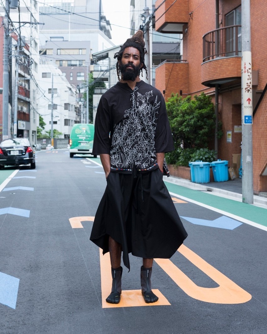 The latest FiveFingers silhouette by Suicoke and Vibram combines the Japanese label s aesthetic with Vibram technology - a minimalist footwear solution designed with individual toe pockets for flexibility to replicate the barefoot