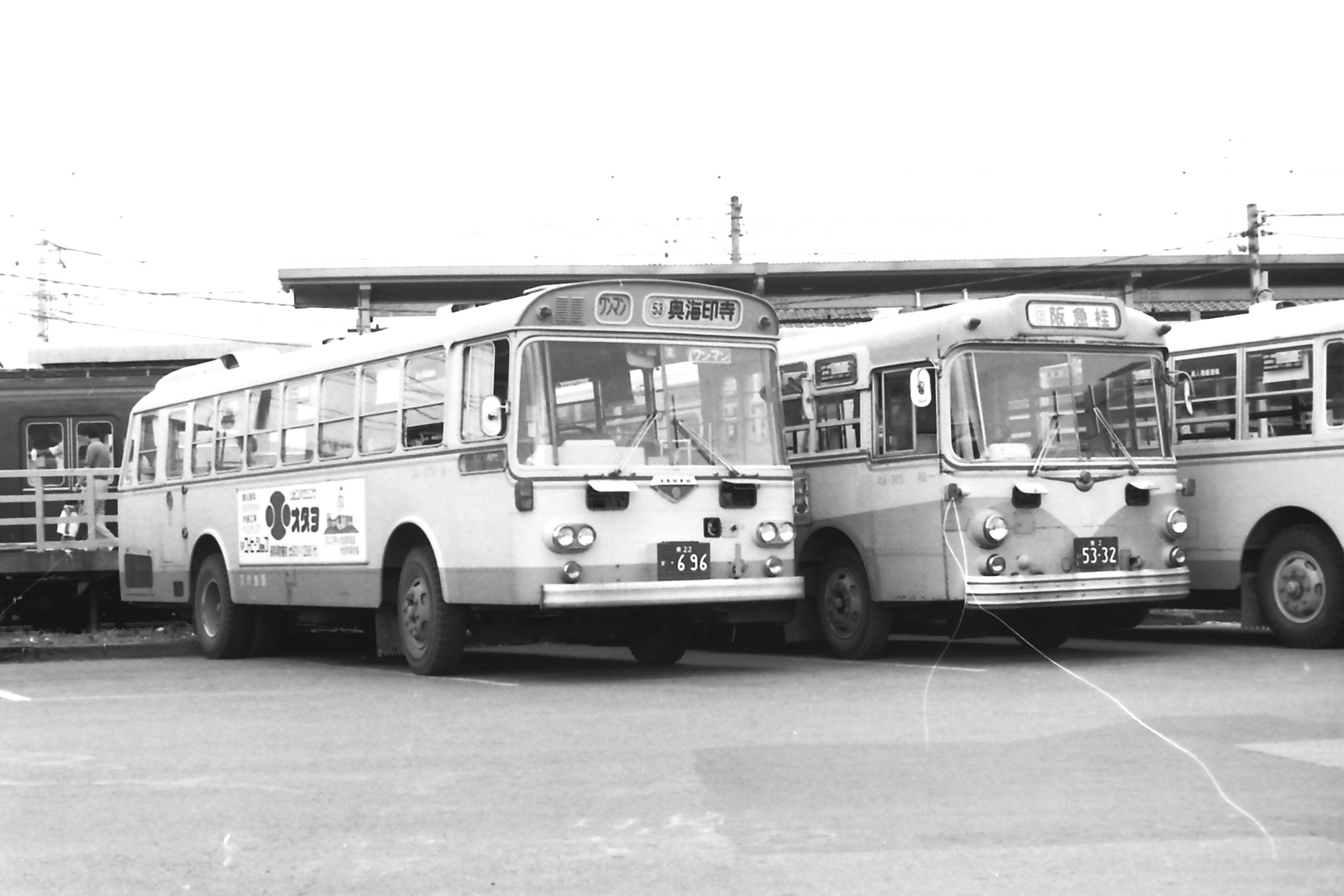 昭和52年9月1日、東向日町駅前の阪急バスです。 「京22か696