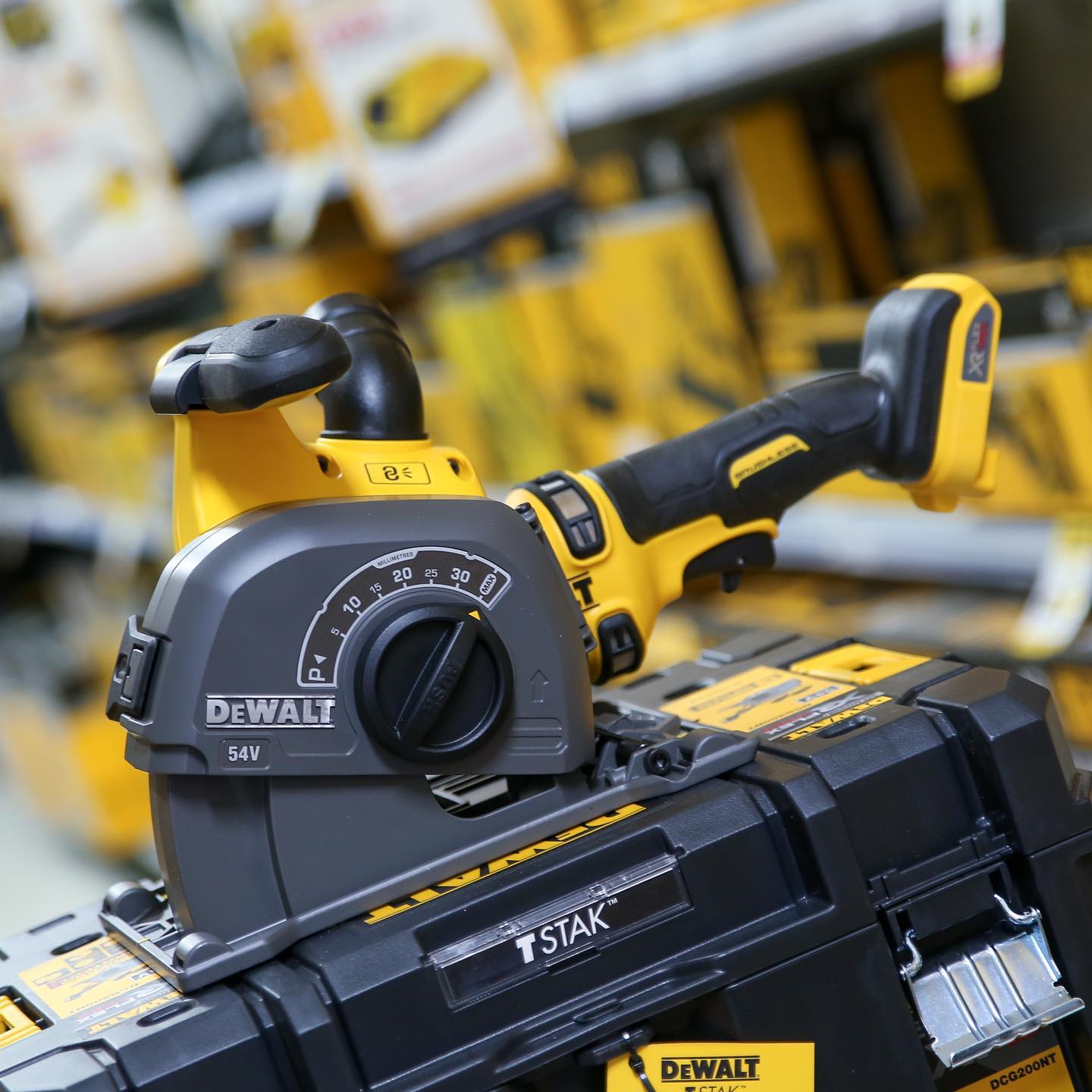 Sydney - 🔥In store now🔥 New 54v Flexvolt Brushless Wall Chaser👌 Chase ...