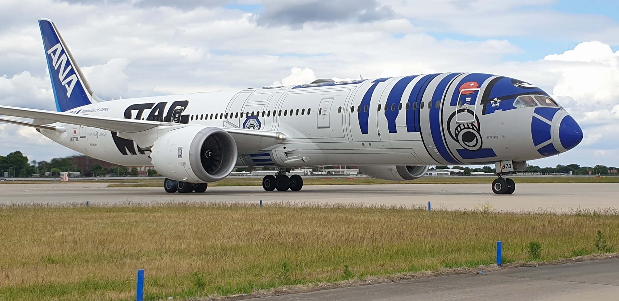 Japan's ANA will paint one of their new Boeing 787-9 Dreamliner