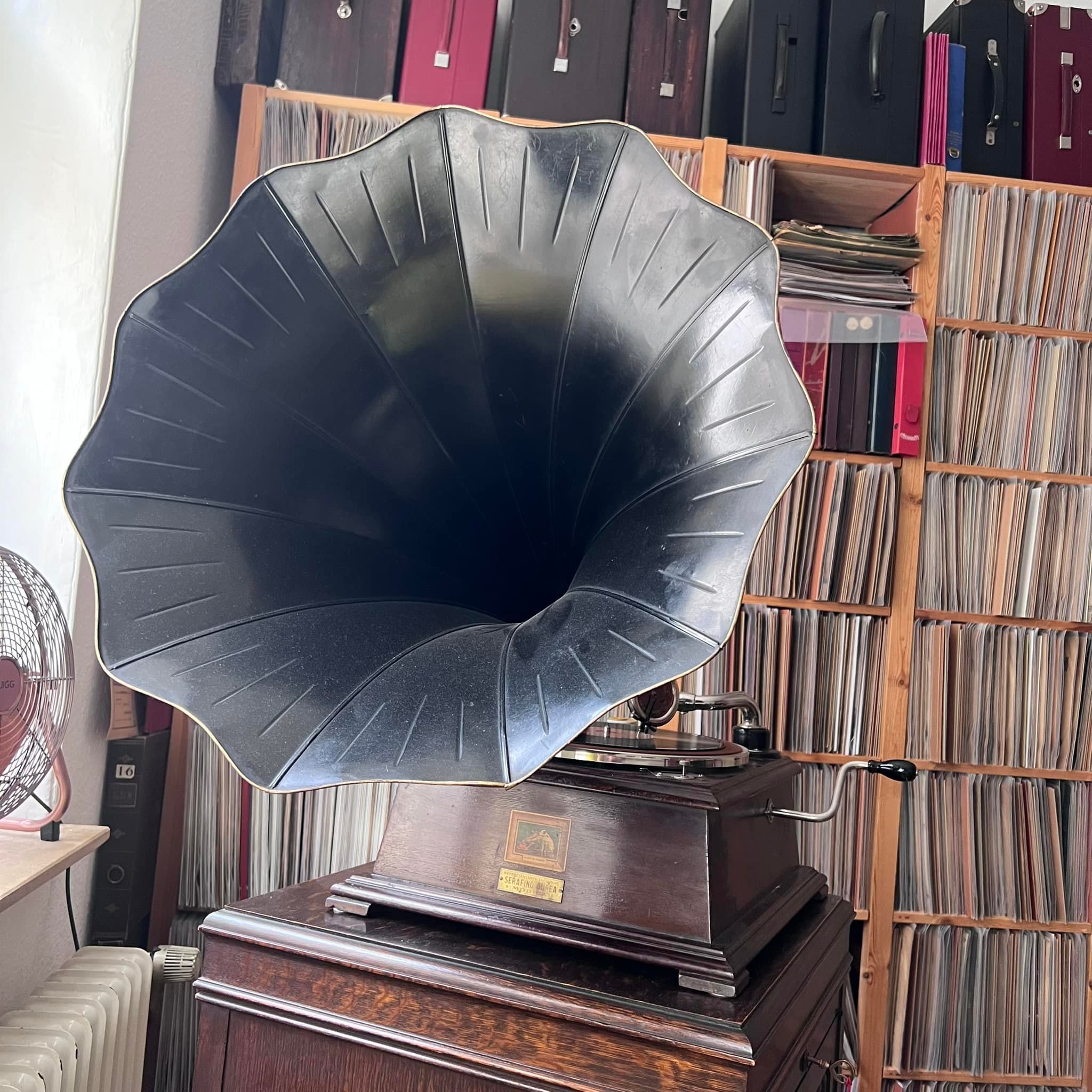 Hello, here's my HMV Modell 32, from 1927/28. The last European