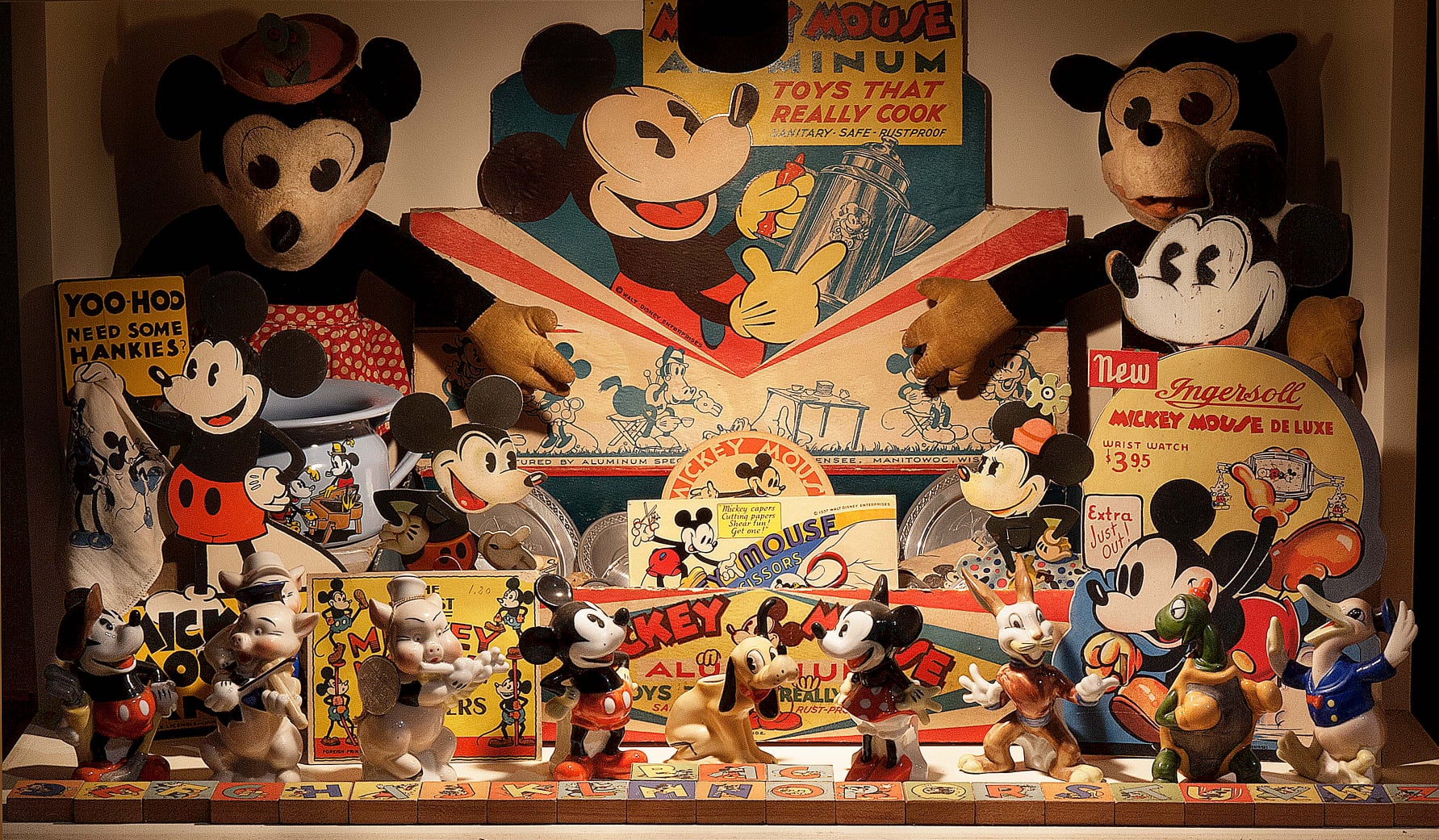 サンタミニー ヴィンテージ レア Rare 1930s and 40s Disney Christmas collectibles on display
