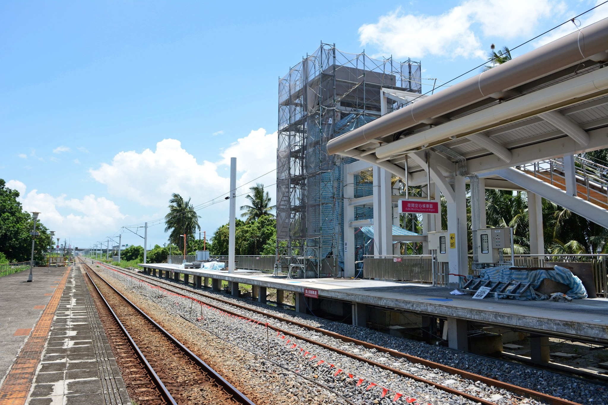 Rail News 鐵道情報 - 鎮安新建的第二月台已接近完工，未來預計以天橋連接第一月台，畫面中可看到施作中的電梯井...
